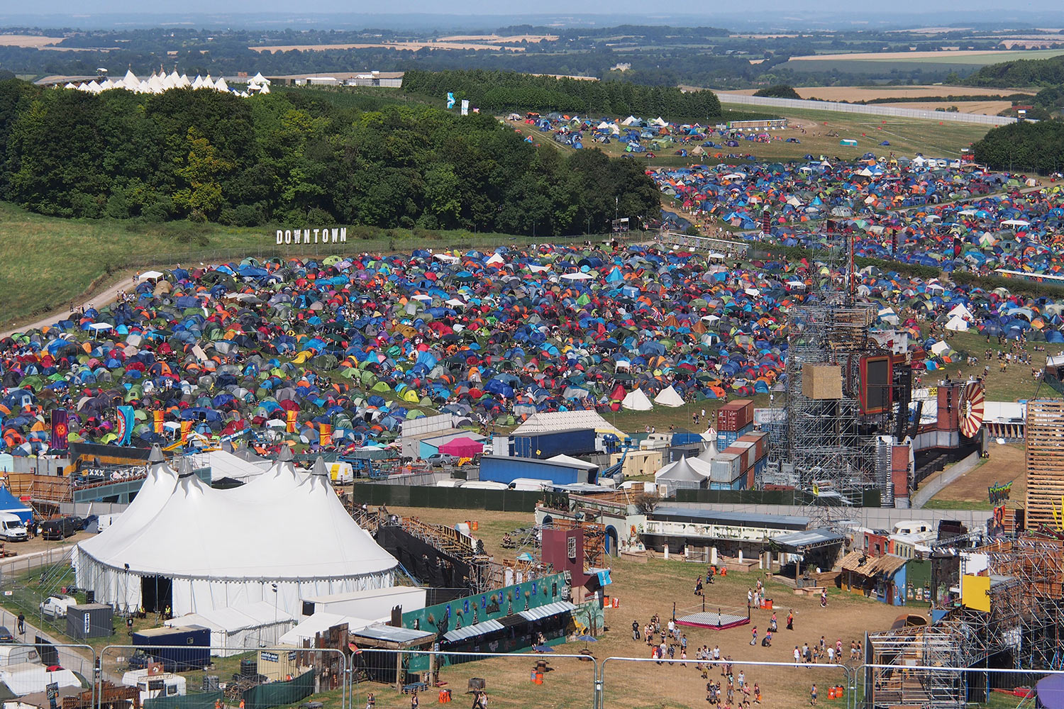 P0054598-2016-08-12-suedengland-boomtown-downtown-dstrkt-5-camping Ausblick vom Hilltop auf Dstrkt 5 + Chinatown . Boomtown Fair . Matterley Estate bei Winchester . Sussex . Südengland (Foto: Andreas Kuhrt)