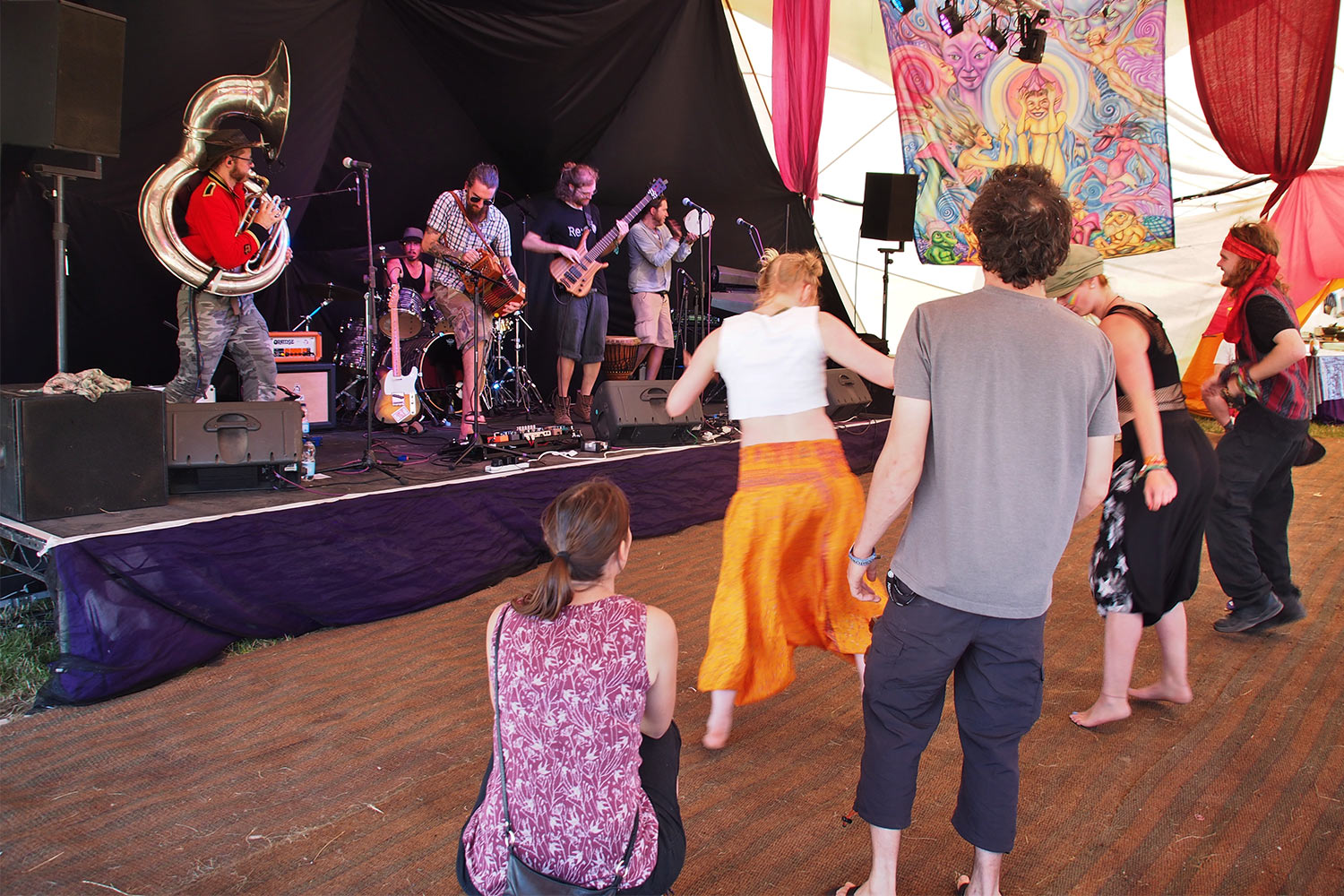 P0054614-2016-08-12-suedengland-boomtown-whistlers-green-floating-lotus-forest-of-fools "Forest of Fool" . Floating-Lotus-Bühne in Whistlers Green . Boomtown Fair . Matterley Estate bei Winchester . Sussex . Südengland (Foto: Andreas Kuhrt)