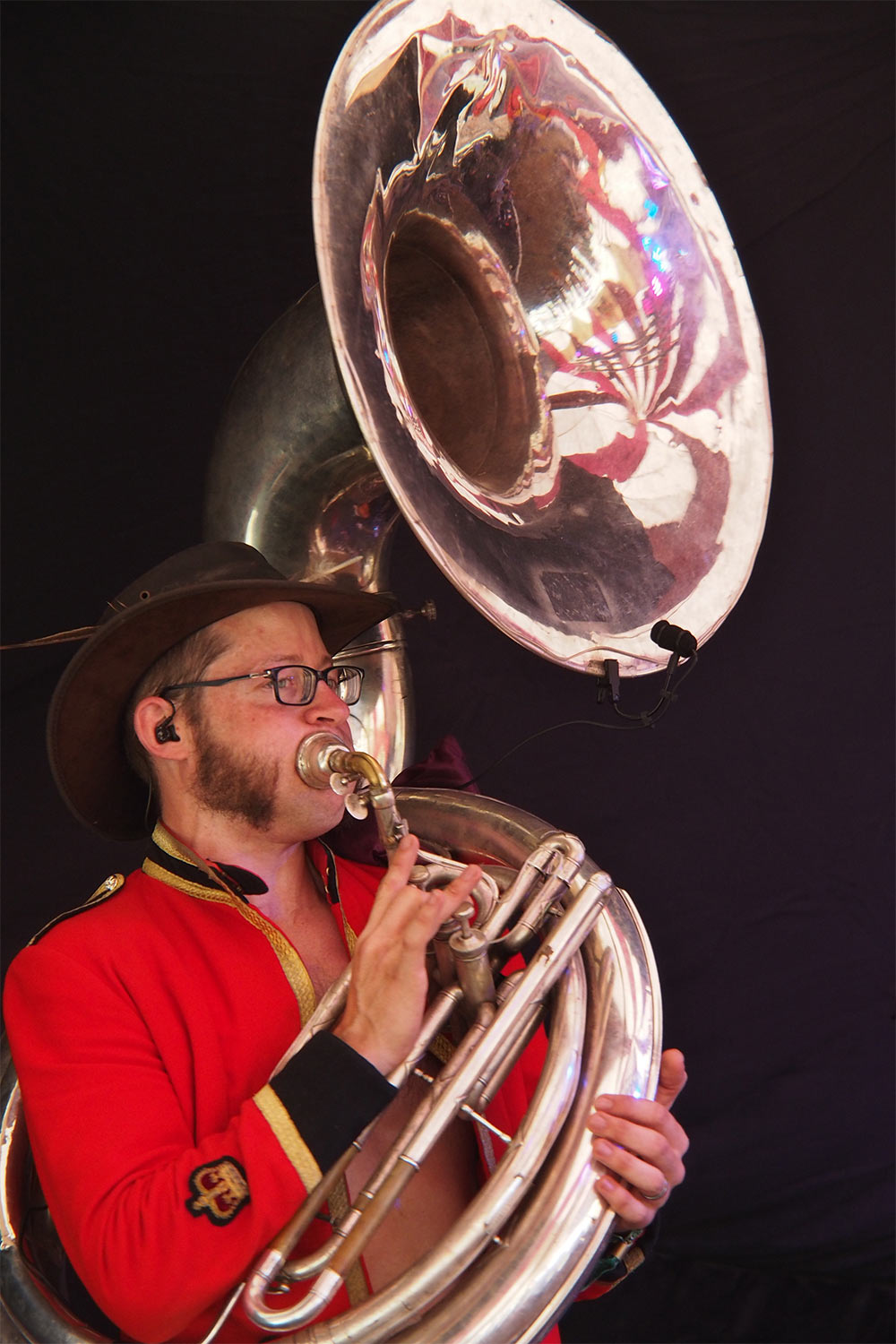 P0054638-2016-08-12-suedengland-boomtown-whistlers-green-floating-lotus-forest-of-fools Souzaphonspieler von "Forest of Fool" . Floating-Lotus-Bühne in Whistlers Green . Boomtown Fair . Matterley Estate bei Winchester . Sussex . Südengland (Foto: Andreas Kuhrt)