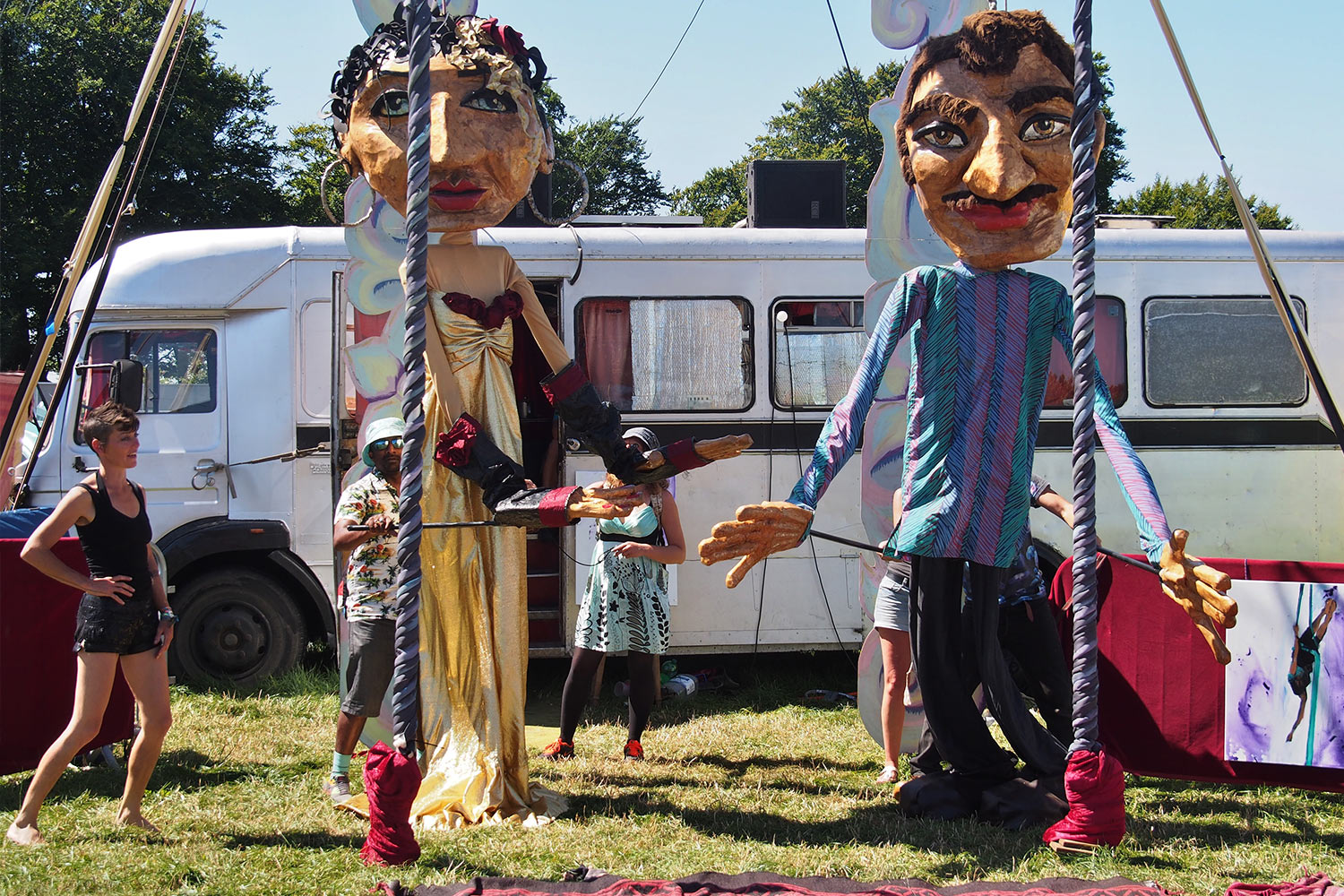 P0054657-2016-08-12-suedengland-boomtown-whistlers-green-puppenspieler Puppenspieler in Whistlers Green . Boomtown Fair . Matterley Estate bei Winchester . Sussex . Südengland (Foto: Andreas Kuhrt)