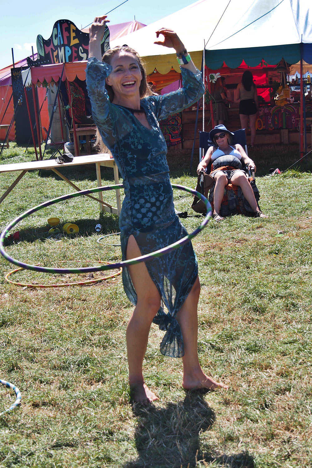 P0054661-2016-08-12-suedengland-boomtown-whistlers-green-hula-hoop Hula-Hooperin in Whistlers Green . Boomtown Fair . Matterley Estate bei Winchester . Sussex . Südengland (Foto: Andreas Kuhrt)