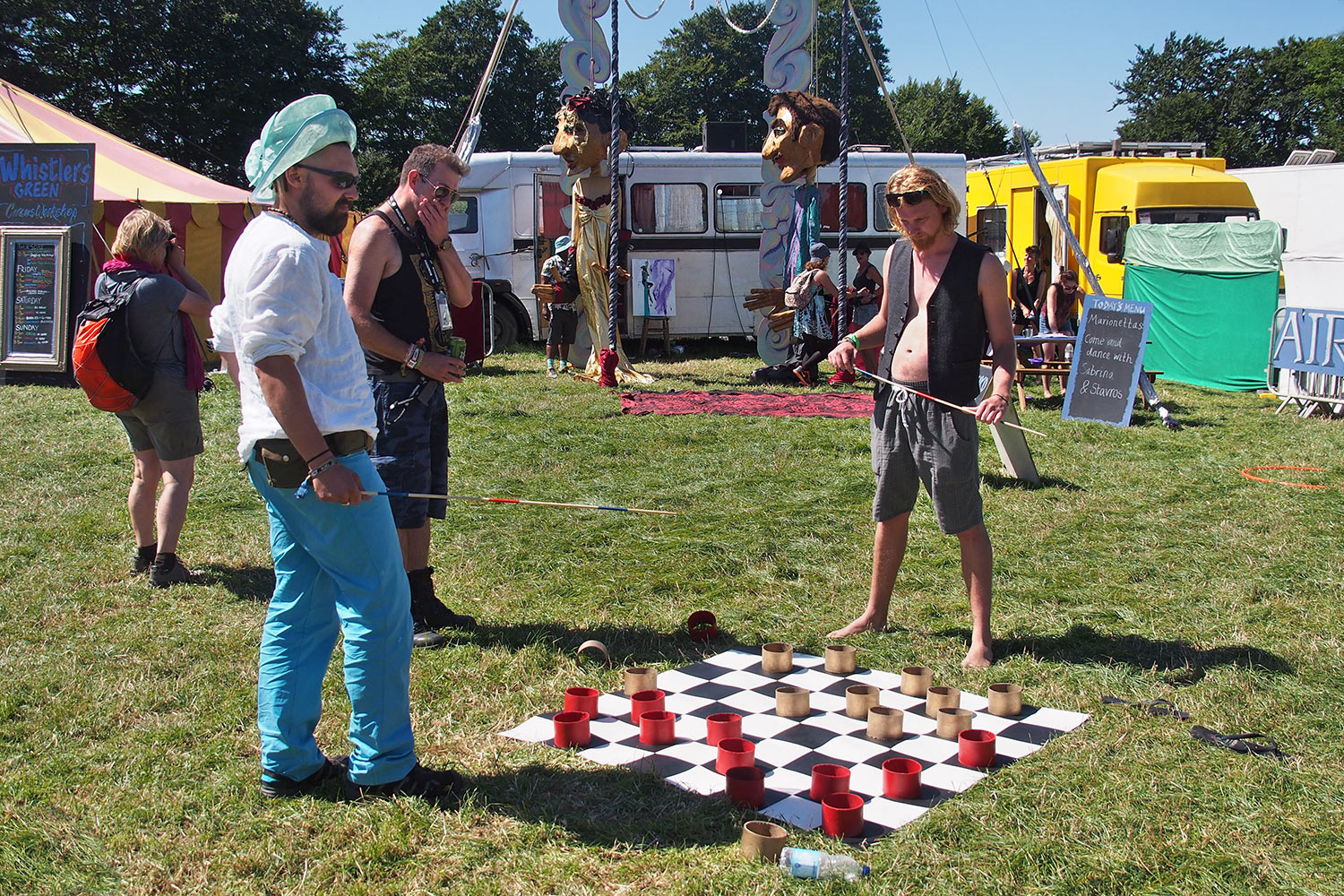 P0054667-2016-08-12-suedengland-boomtown-whistlers-green-damespieler Dame-Spieler . Whistlers Green . Boomtown Fair . Matterley Estate bei Winchester . Sussex . Südengland (Foto: Andreas Kuhrt)