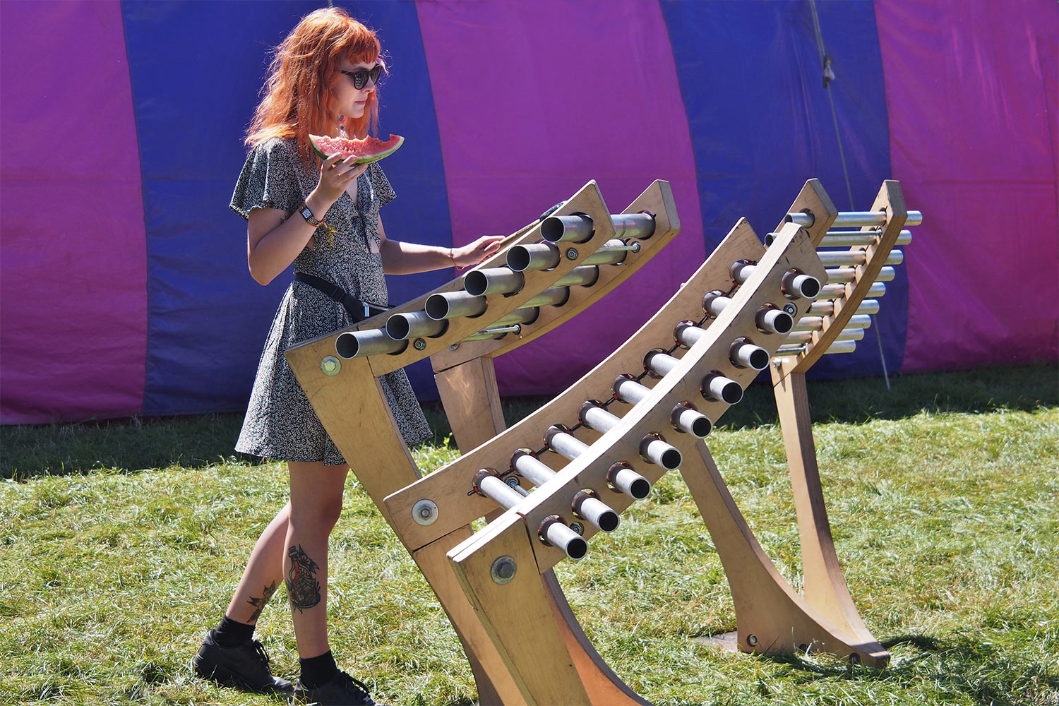 P0054669-2016-08-12-suedengland-boomtown-whistlers-green-xylophonspielerin Xylophon-Spielerin . Whistlers Green . Boomtown Fair . Matterley Estate bei Winchester . Sussex . Südengland (Foto: Andreas Kuhrt)