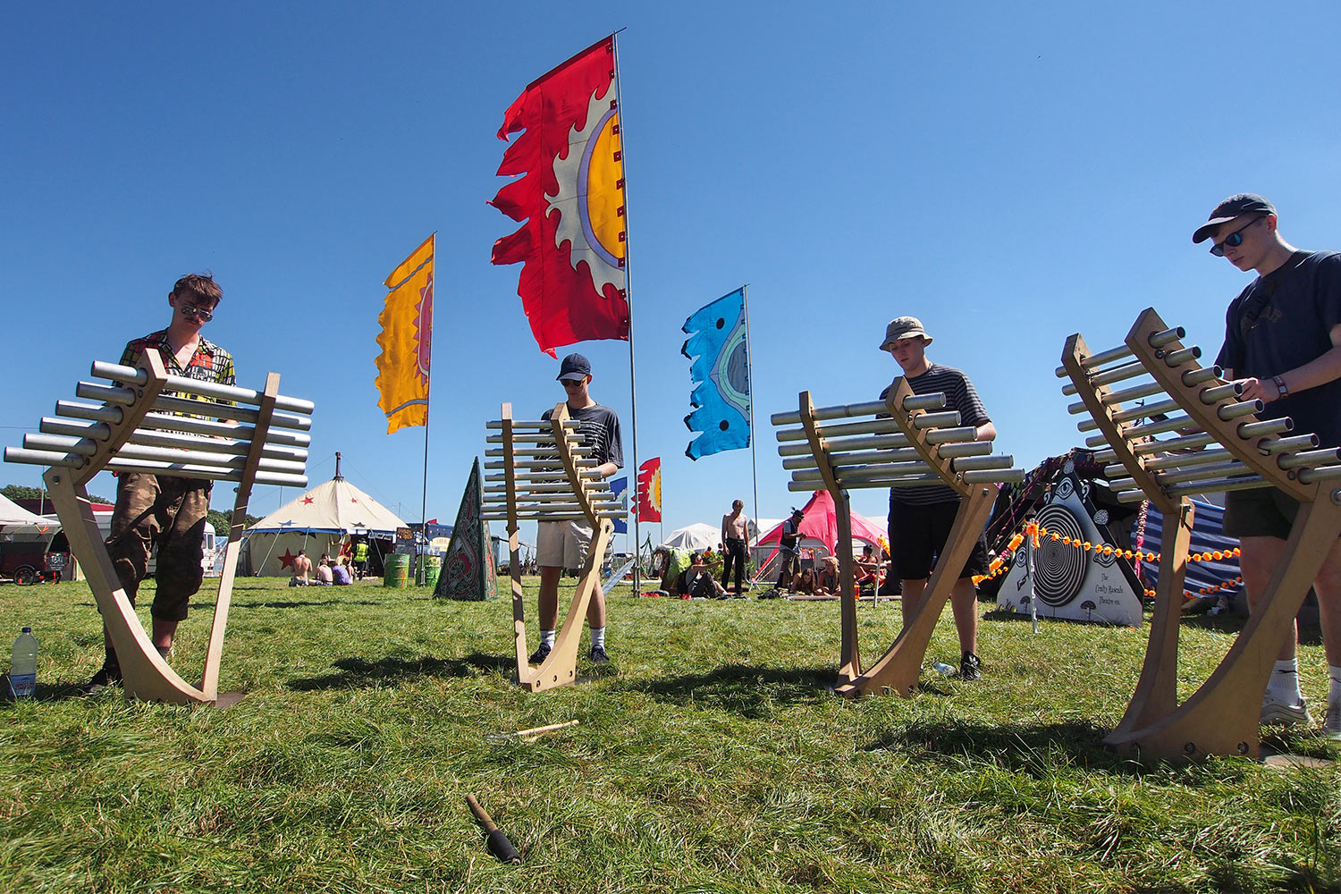 P0054674-2016-08-12-suedengland-boomtown-whistlers-green-xylophonspieler Xylophon-Spieler . Whistlers Green . Boomtown Fair . Matterley Estate bei Winchester . Sussex . Südengland (Foto: Andreas Kuhrt)