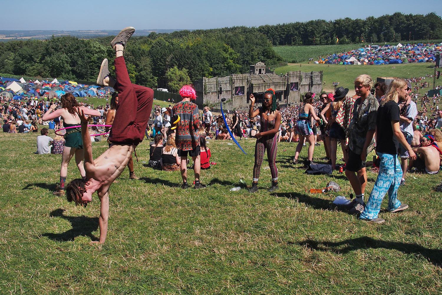P0054706-2016-08-12-suedengland-boomtown-trenchtown Handstand in Trenchtown . Boomtown Fair . Matterley Estate bei Winchester . Sussex . Südengland (Foto: Andreas Kuhrt)