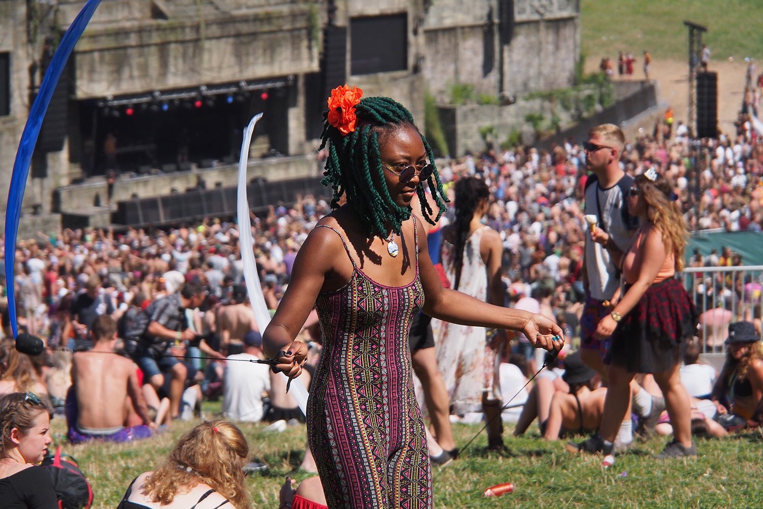 P0054710-2016-08-12-suedengland-boomtown-trenchtown Selbstdarstellerin in Trenchtown . Boomtown Fair . Matterley Estate bei Winchester . Sussex . Südengland (Foto: Andreas Kuhrt)