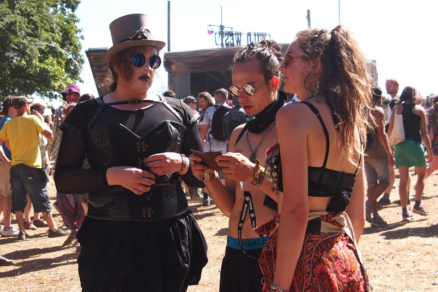 P0054738-2016-08-12-suedengland-boomtown-wild-west-publikum Publikum in Wild West . Boomtown Fair . bei Winchester . Sussex . Südengland (Foto: Andreas Kuhrt)