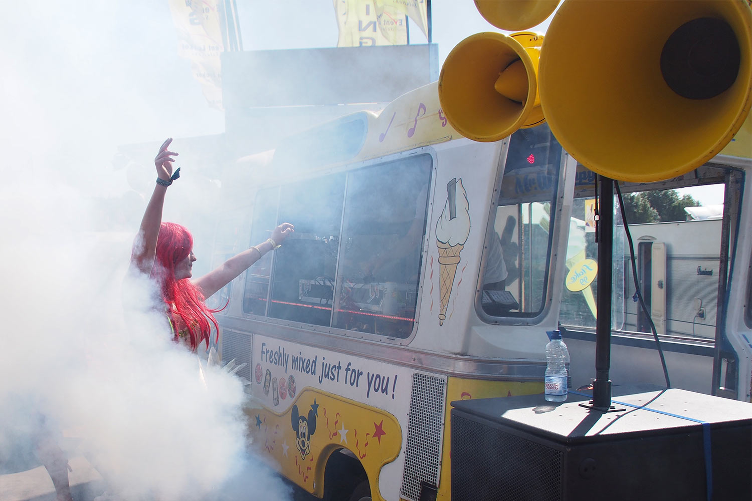 P0054749-2016-08-12-suedengland-boomtown-town-centre-mr-whompy Tänzerin bei Mr. Wrompy . Town Centre . Boomtown Fair . bei Winchester . Sussex . Südengland (Foto: Andreas Kuhrt)