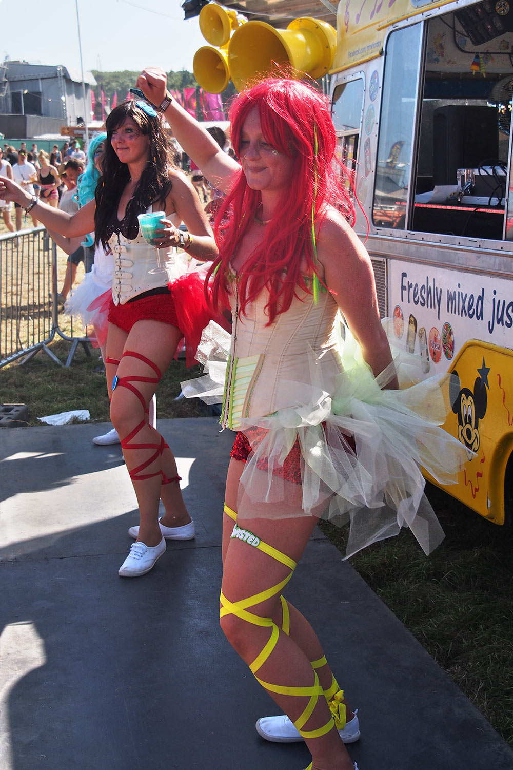 P0054757-2016-08-12-suedengland-boomtown-town-centre-mr-whompy-taenzerinnen Tänzerinnen bei Mr. Wrompy . Town Centre . Boomtown Fair . bei Winchester . Sussex . Südengland (Foto: Andreas Kuhrt)