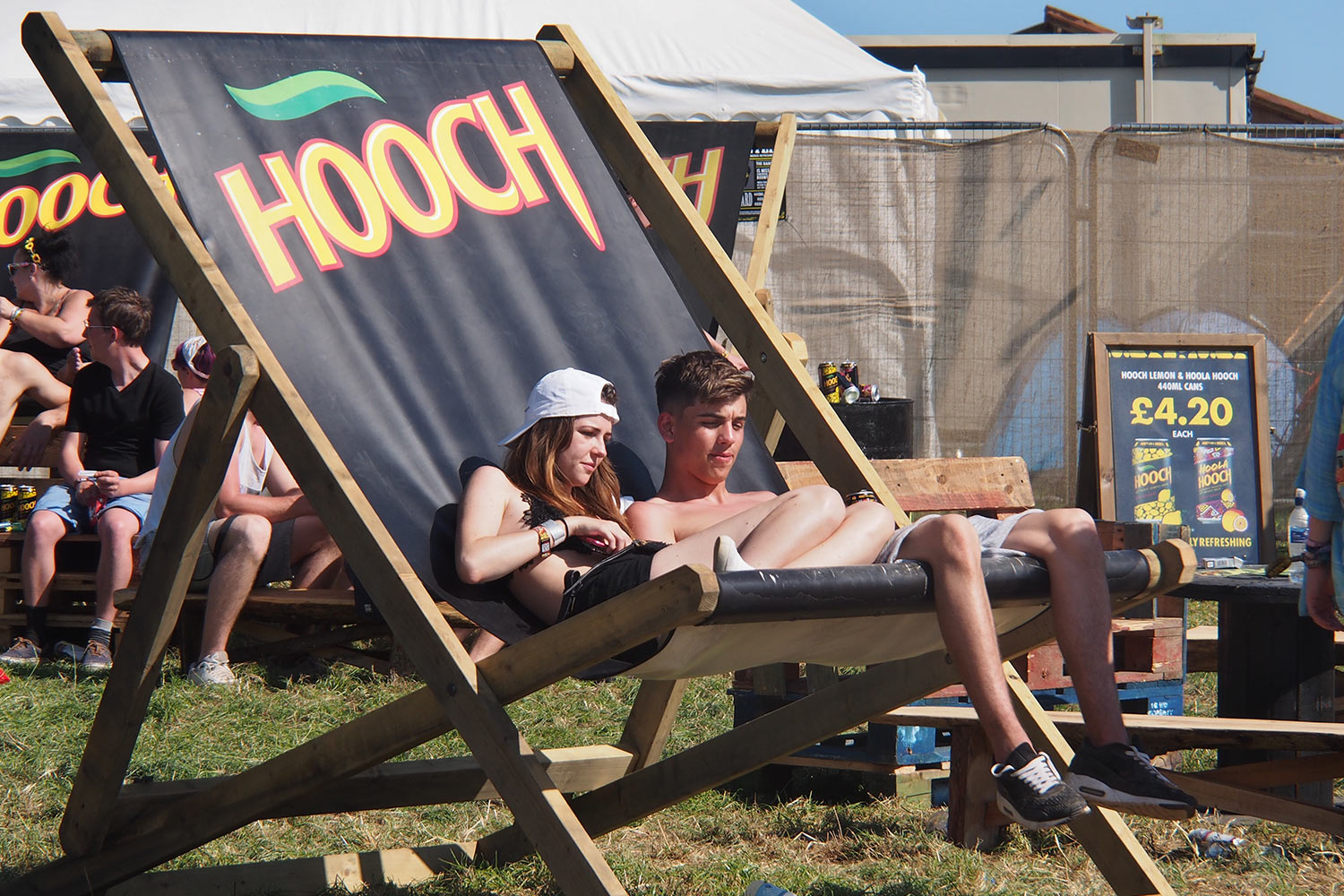 P0054763-2016-08-12-suedengland-boomtown-town-centre-liegestuhl Liegestuhl . Town Centre . Boomtown Fair . bei Winchester . Sussex . Südengland (Foto: Andreas Kuhrt)