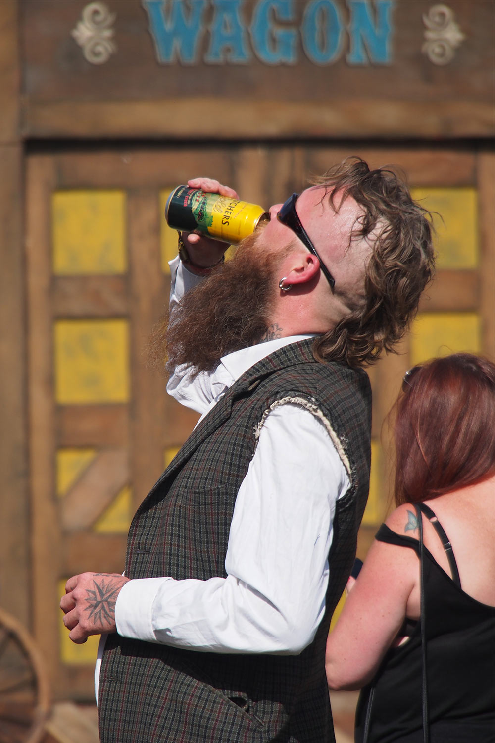 P0054774-2016-08-12-suedengland-boomtown-wild-west-publikum Schottisch . Wild West . Boomtown Fair . bei Winchester . Sussex . Südengland (Foto: Andreas Kuhrt)