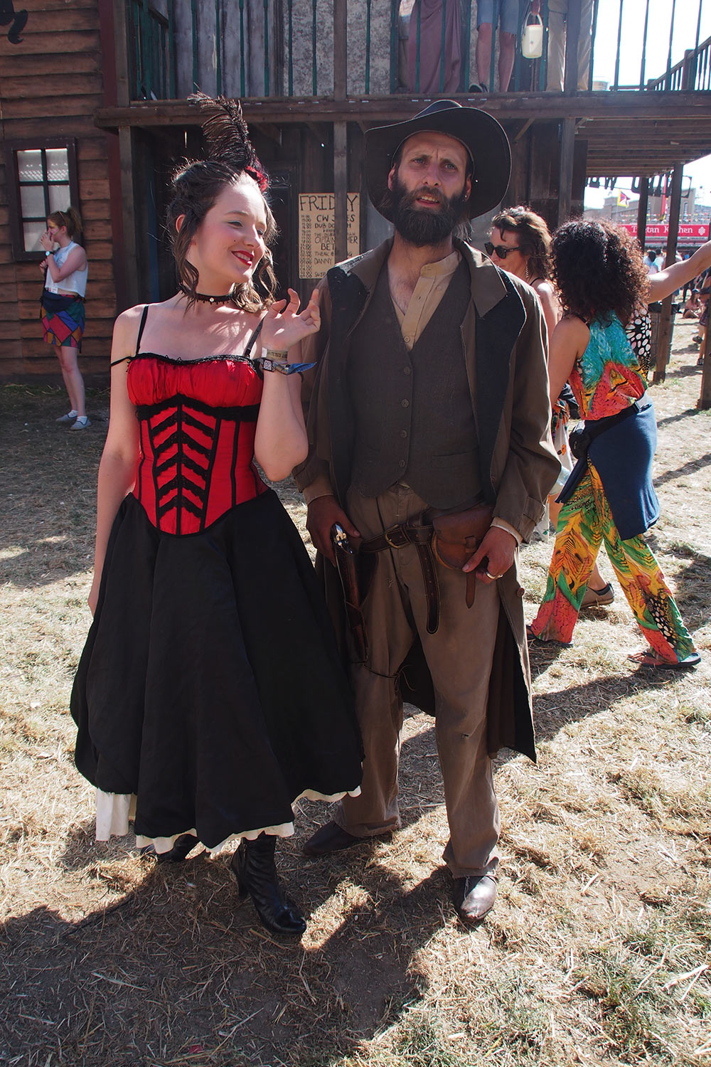 P0054785-2016-08-12-suedengland-boomtown-wild-west-saloon Paar . Wild West . Boomtown Fair . bei Winchester . Sussex . Südengland (Foto: Andreas Kuhrt)