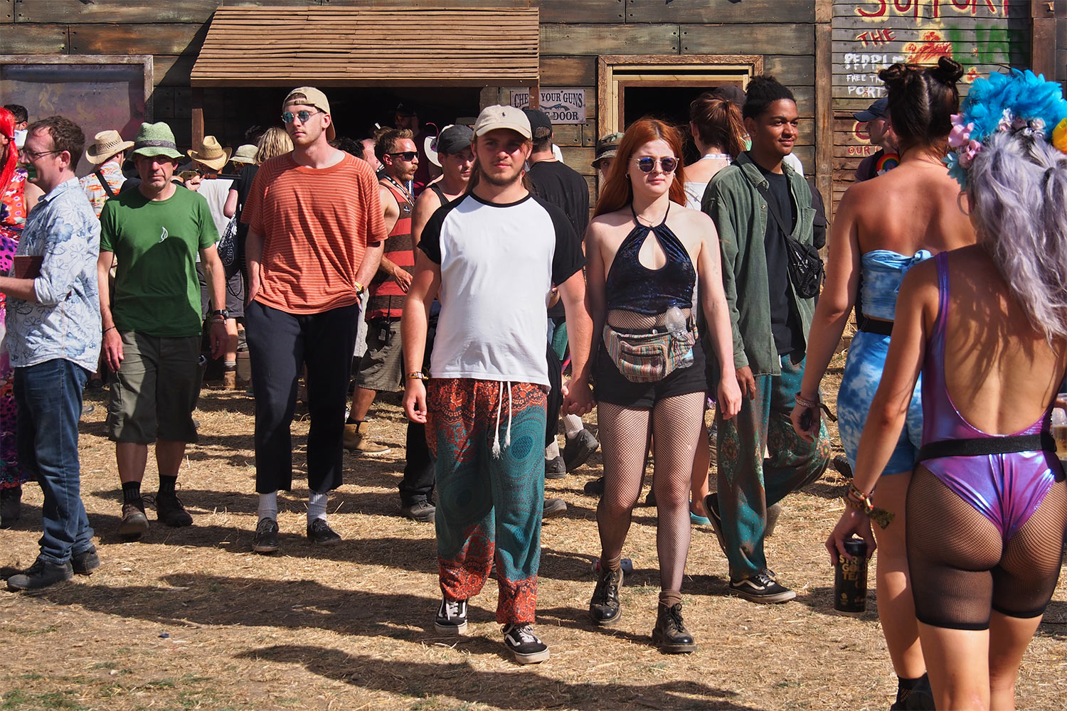 P0054787-2016-08-12-suedengland-boomtown Besucher in "Wild West" . Boomtown Fair . bei Winchester . Hampshire . Südengland (Foto: Andreas Kuhrt)