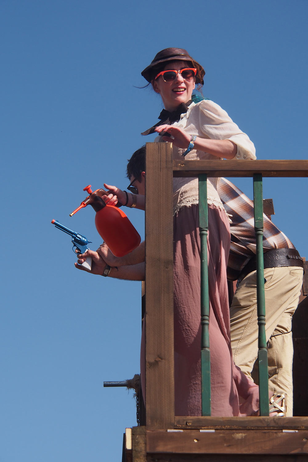 P0054791-2016-08-12-suedengland-boomtown-wild-west-wasserpistolen Wasserpistoleros . Wild West . Boomtown Fair . bei Winchester . Sussex . Südengland (Foto: Andreas Kuhrt)