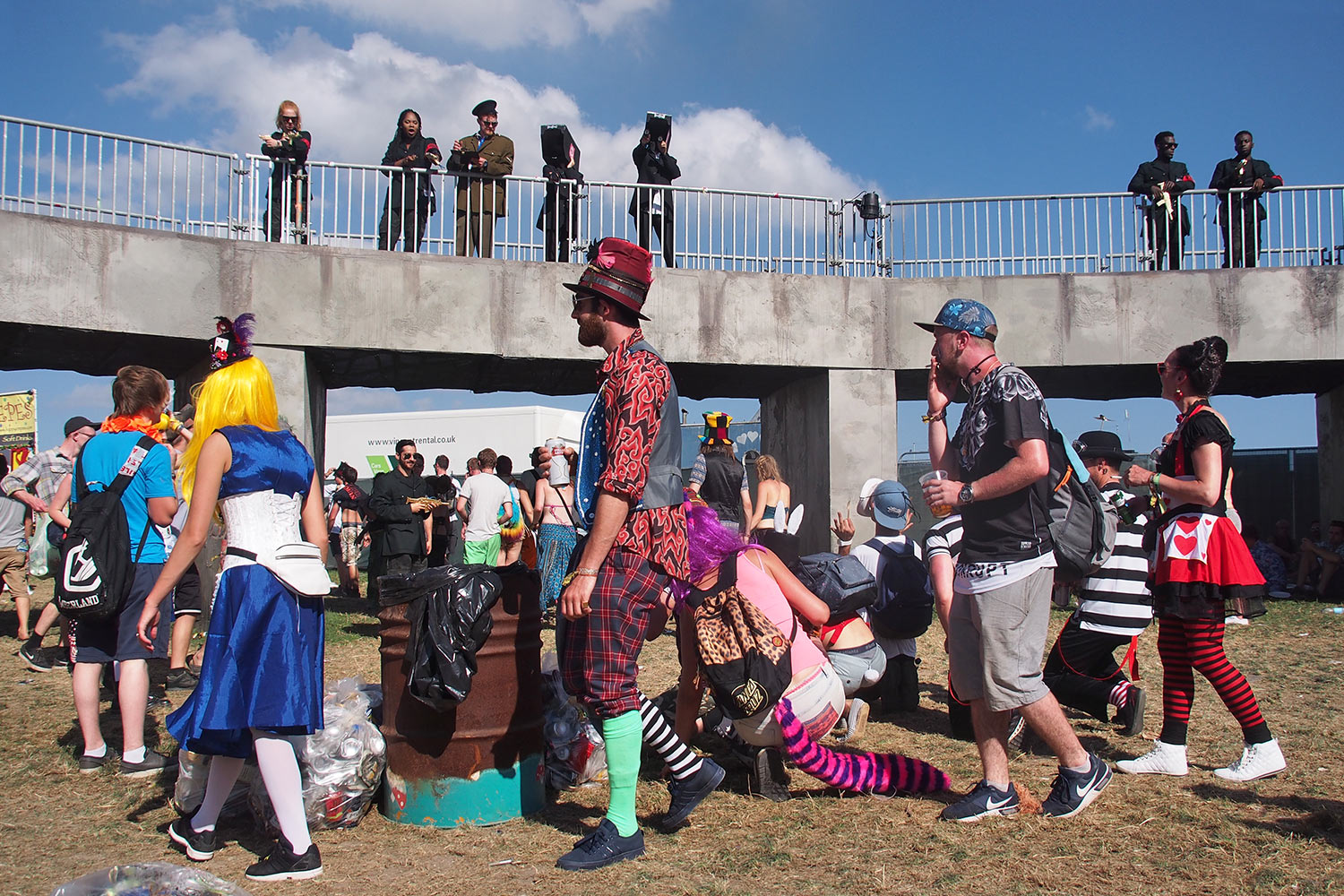 P0054801-2016-08-12-suedengland-boomtown-town-centre-publikum Ballhüpfer im Town Centre . Boomtown Fair . bei Winchester . Sussex . Südengland (Foto: Andreas Kuhrt)