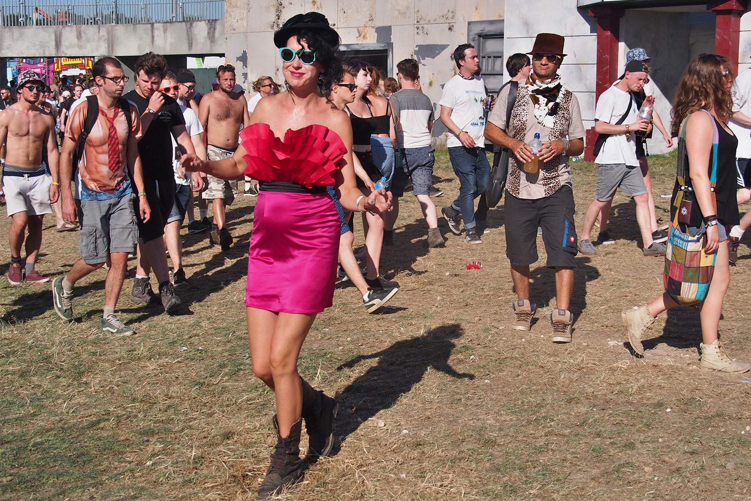 P0054853-2016-08-12-suedengland-boomtown-town-centre-publikum Im Town Centre . Boomtown Fair . bei Winchester . Sussex . Südengland (Foto: Andreas Kuhrt)