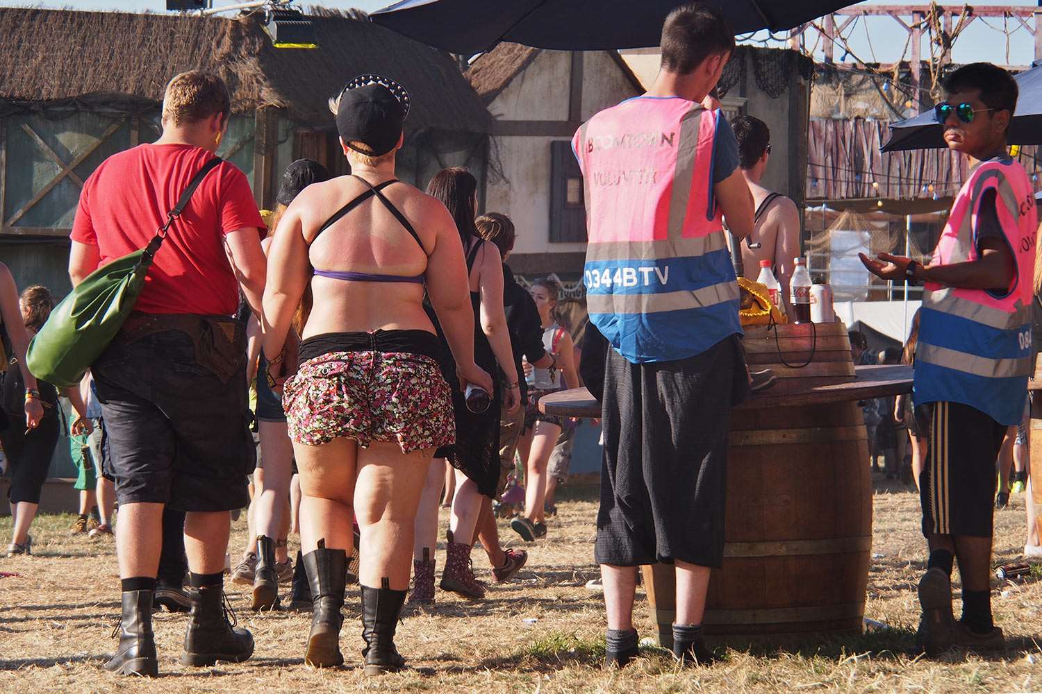 P0054892-2016-08-12-suedengland-boomtown-old-town-publikum Heavy Hour in Old Town . Boomtown Fair . bei Winchester . Sussex . Südengland (Foto: Andreas Kuhrt)