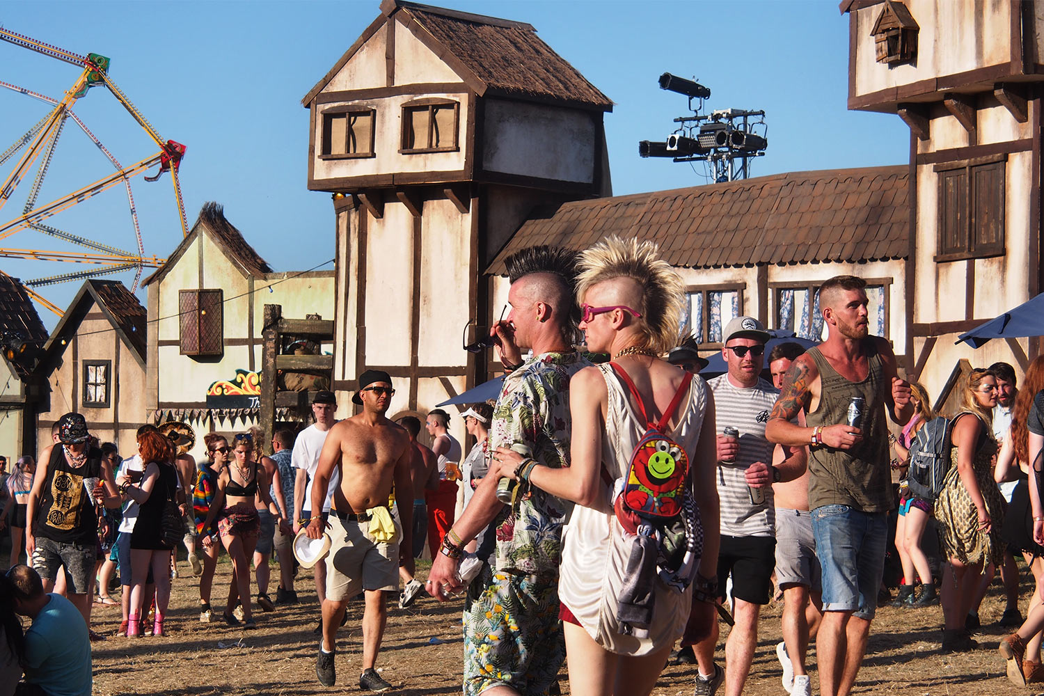 P0054905-2016-08-12-suedengland-boomtown "Old Town" . Boomtown Fair . bei Winchester . Hampshire . Südengland (Foto: Andreas Kuhrt)