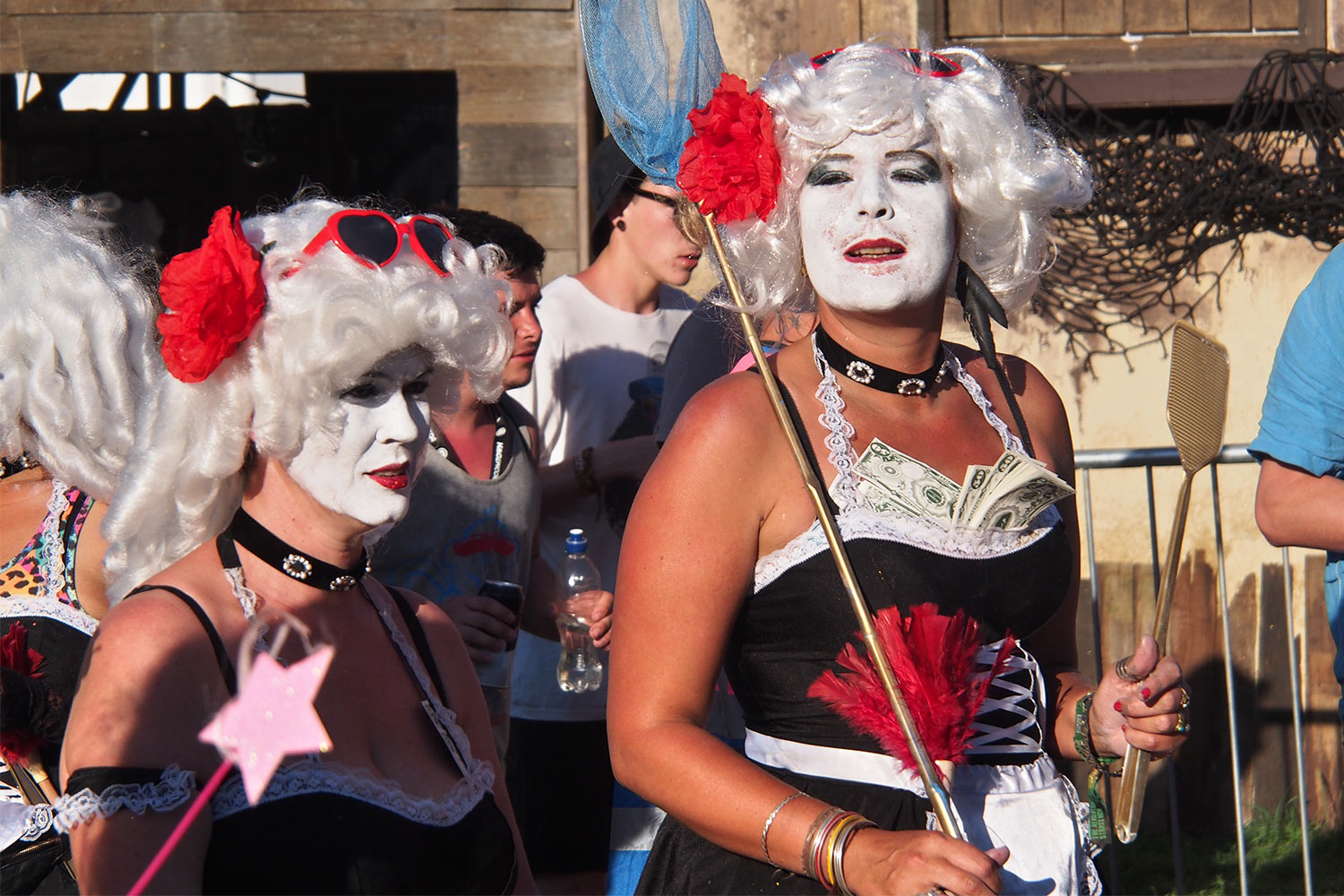 P0054909-2016-08-12-suedengland-boomtown Besucher in "Old Town" . Boomtown Fair . bei Winchester . Hampshire . Südengland (Foto: Andreas Kuhrt)