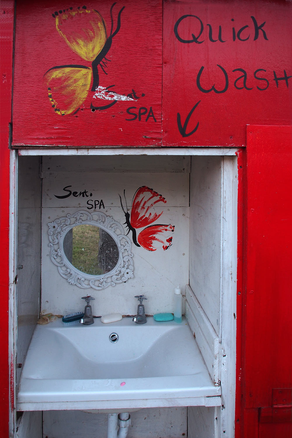 P0054932-2016-08-12-suedengland-boomtown-boomtique-quick-wash Quick Wash in Boomtique . Boomtown Fair . bei Winchester . Sussex . Südengland (Foto: Andreas Kuhrt)