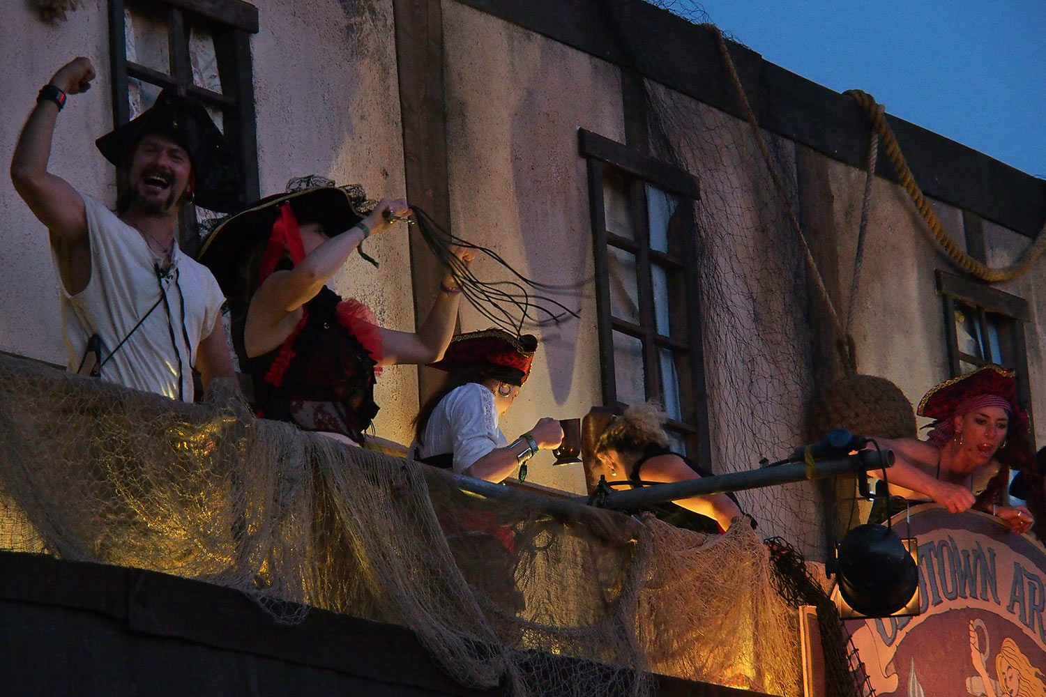 P0054950-2016-08-12-suedengland-boomtown-old-town-piraten Old Town Piraten . Boomtown Fair . bei Winchester . Sussex . Südengland (Foto: Andreas Kuhrt)