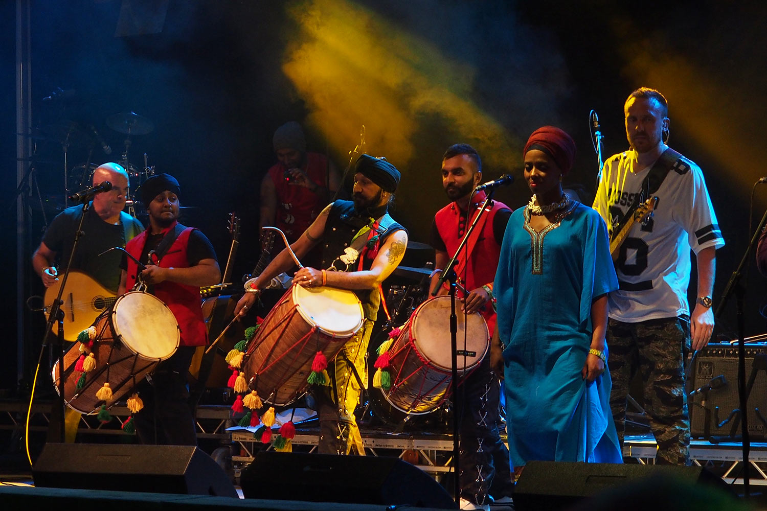 P0054955a-2016-08-12-suedengland-boomtown-old-mine-afro-celt-sound-system Afro Celt Sound System . Old Mine in Wild West . Boomtown Fair . bei Winchester . Sussex . Südengland (Foto: Andreas Kuhrt)