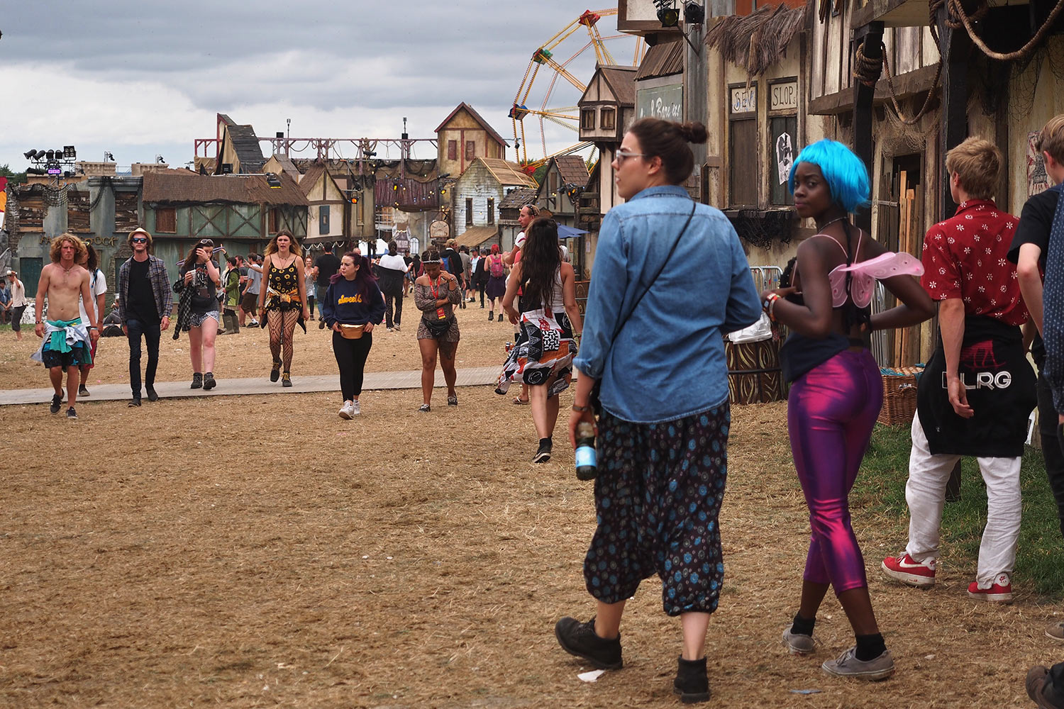P0055042-2016-08-13-suedengland-boomtown "Old Town" . Boomtown Fair . bei Winchester . Hampshire . Südengland (Foto: Andreas Kuhrt)