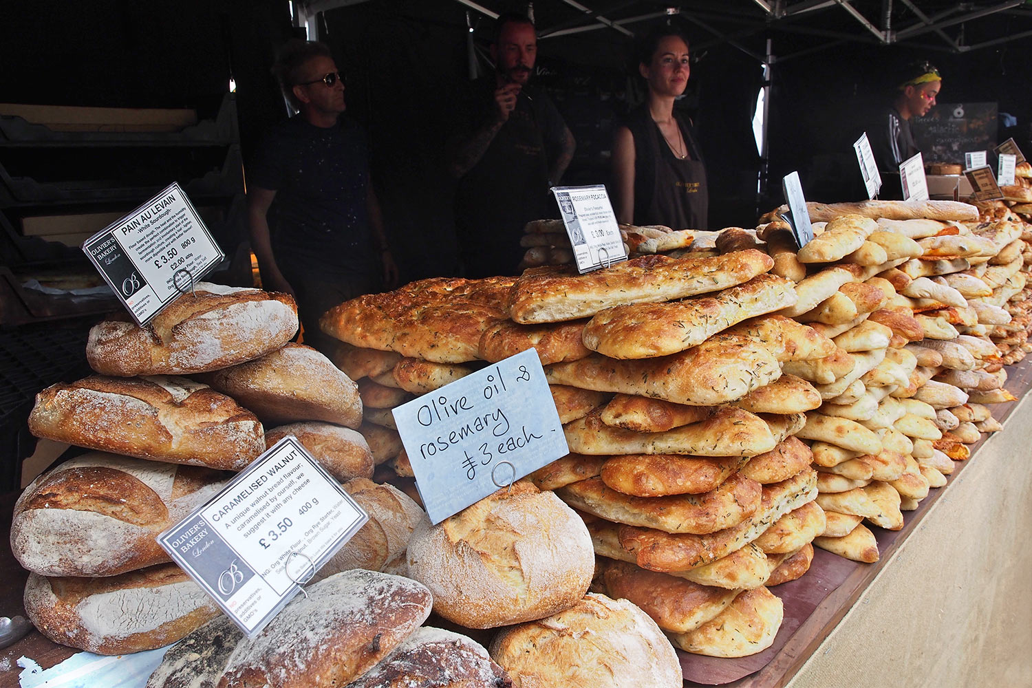 P0055050-2016-08-13-suedengland-boomtown-oliviers-bakery Brote von Olivier's Bakery . Boomtown Fair . bei Winchester . Sussex . Südengland (Foto: Andreas Kuhrt)