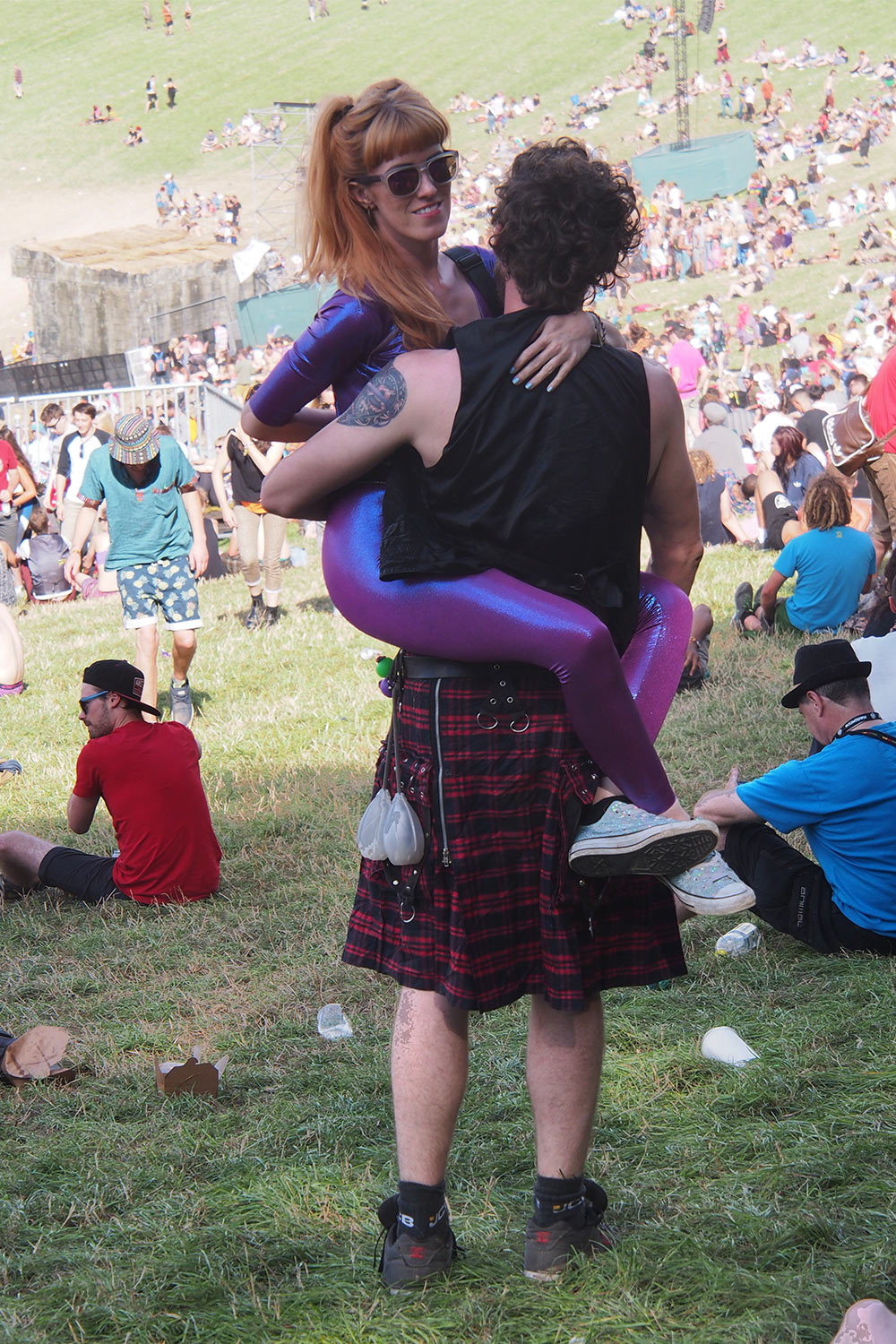 P0055121-2016-08-13-suedengland-boomtown Besucher in "Trench Town" . Boomtown Fair . bei Winchester . Hampshire . Südengland (Foto: Andreas Kuhrt)