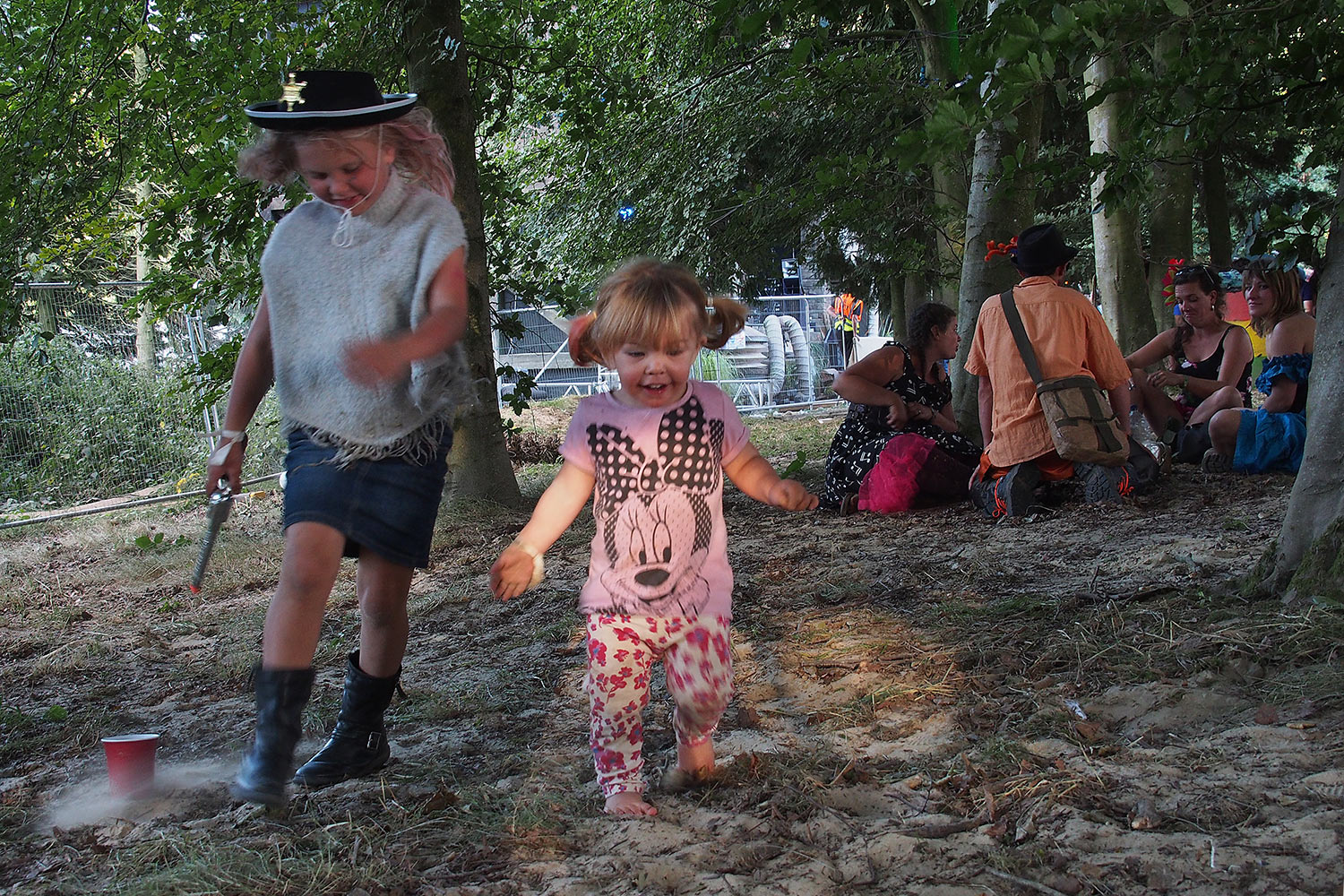 P0055146-2016-08-13-suedengland-boomtown-old-mine-wald-kinderspiel Kinderspiel im Wald bei Old Mine . Wild West . Boomtown Fair . bei Winchester . Sussex . Südengland (Foto: Andreas Kuhrt)