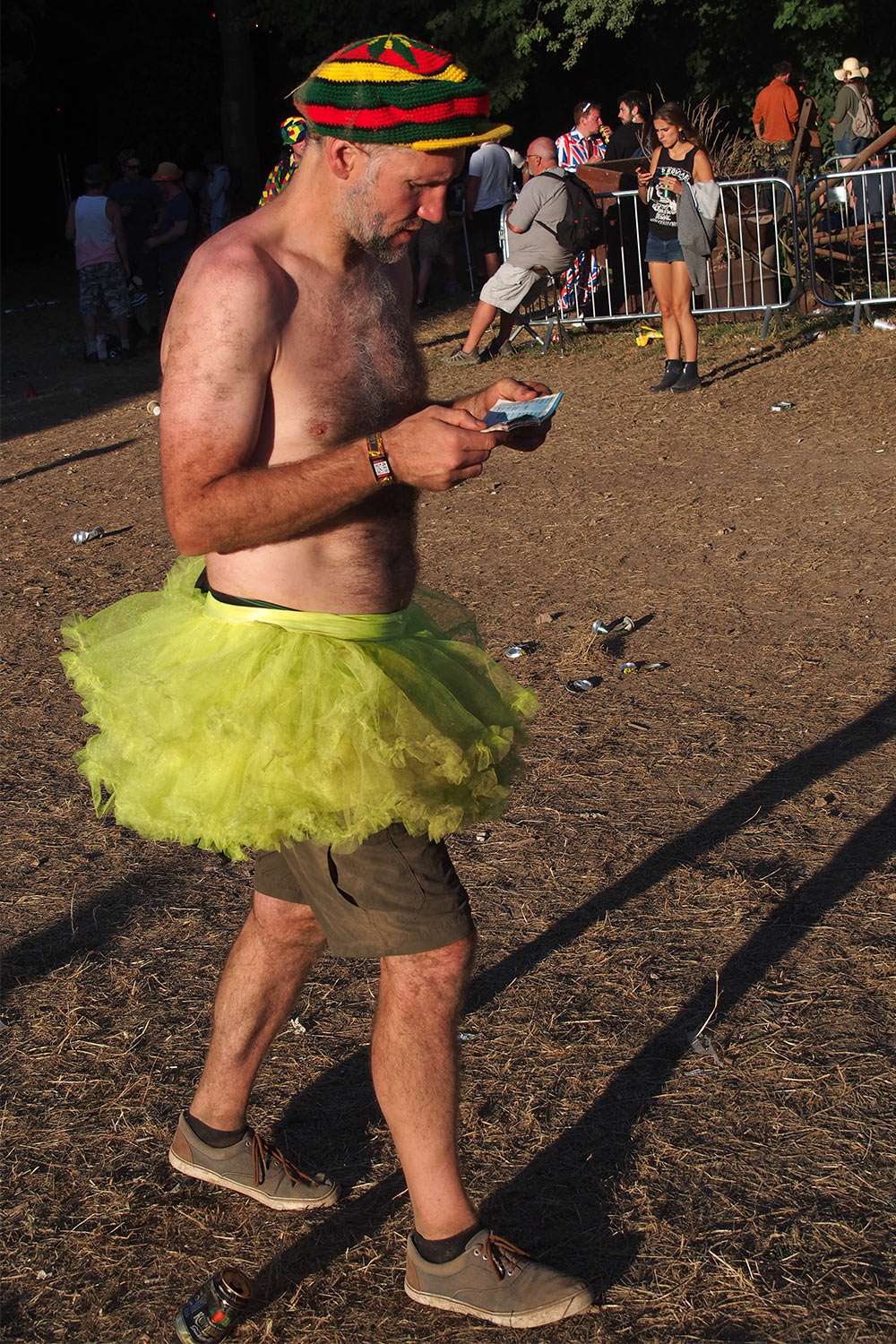 P0055163-2016-08-13-suedengland-boomtown-wild-west-tutu Tutu-Träger . Old Mine in Wild West . Boomtown Fair . Matterley Estate bei Winchester . Sussex . Südengland (Foto: Andreas Kuhrt)