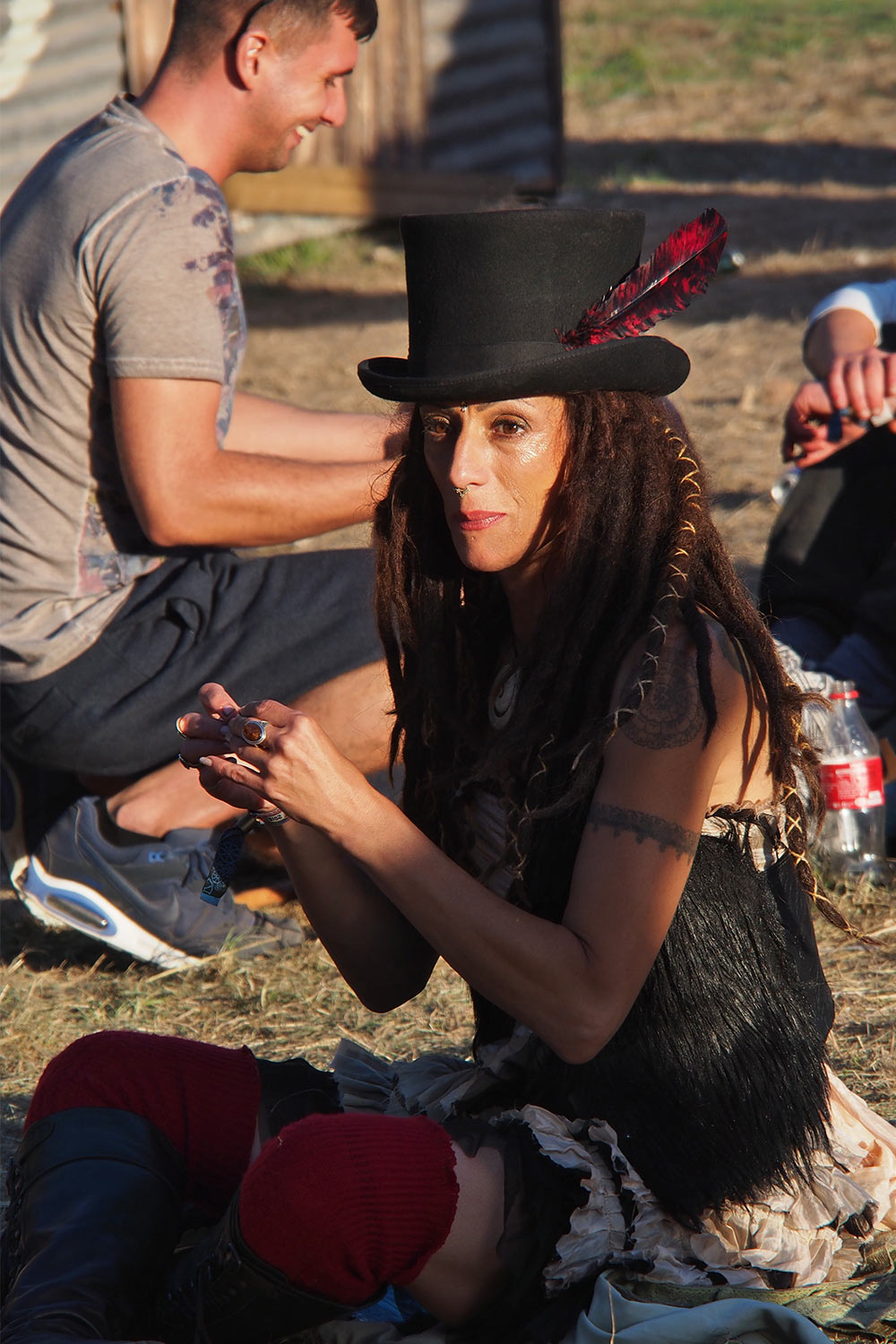 P0055180-2016-08-13-suedengland-boomtown-wild-west-dame-mit-hut Dame mit Hut in Wild West . Boomtown Fair . bei Winchester . Sussex . Südengland (Foto: Andreas Kuhrt)
