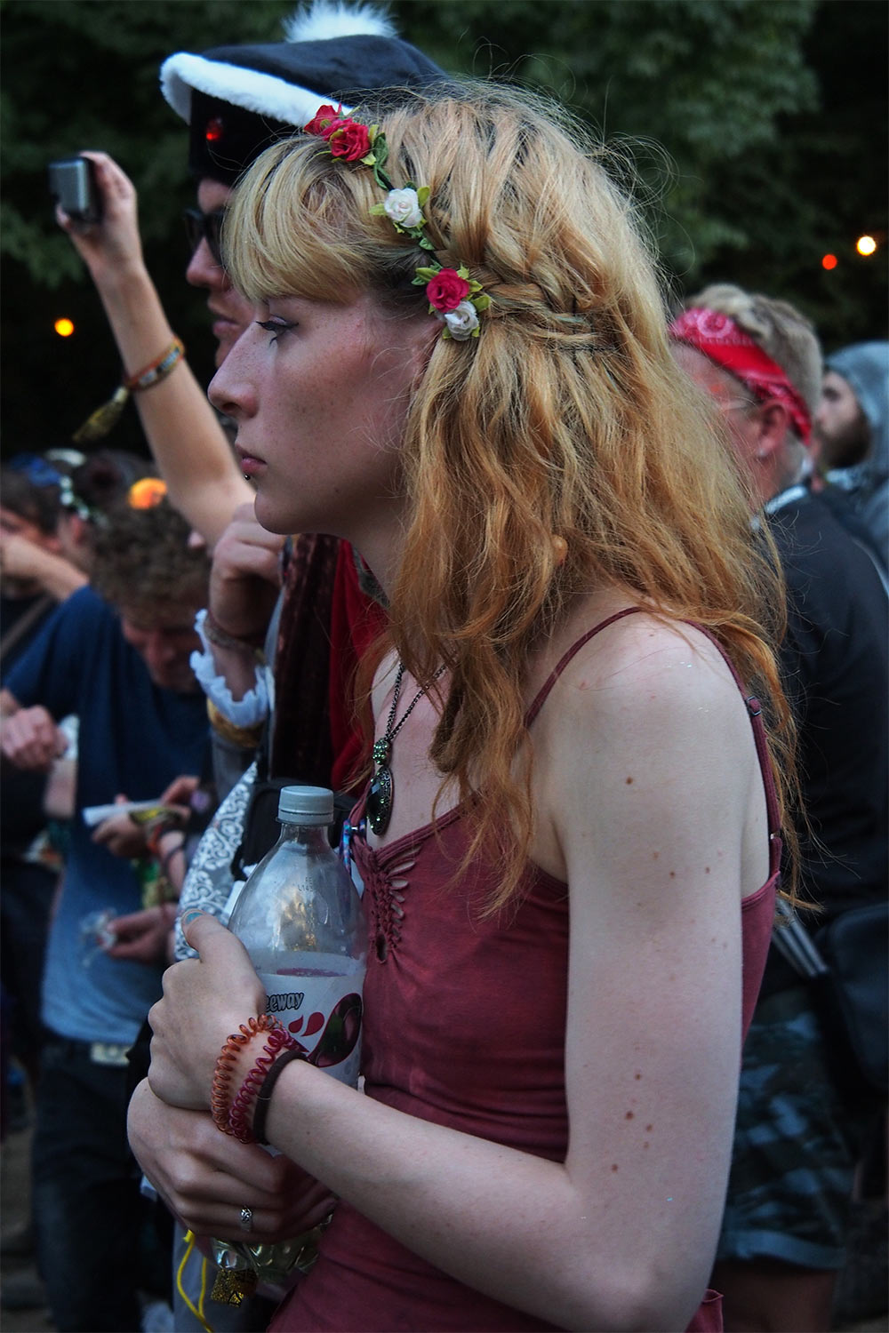 P0055232-2016-08-13-suedengland-boomtown-wild-west-old-mine-maedchen-mit-trinkflasche Blumenmädchen . Old Mine in Wild West . Boomtown Fair . Matterley Estate bei Winchester . Sussex . Südengland (Foto: Andreas Kuhrt)