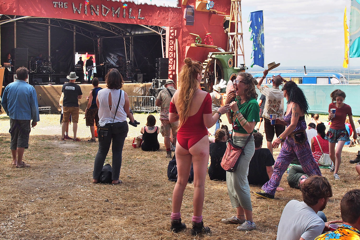 P0055351-2016-08-14-suedengland-boomtown-whistlers-green-windmill Publikum bei Windmill in Whistlers Green . Boomtown Fair . bei Winchester . Sussex . Südengland (Foto: Andreas Kuhrt)