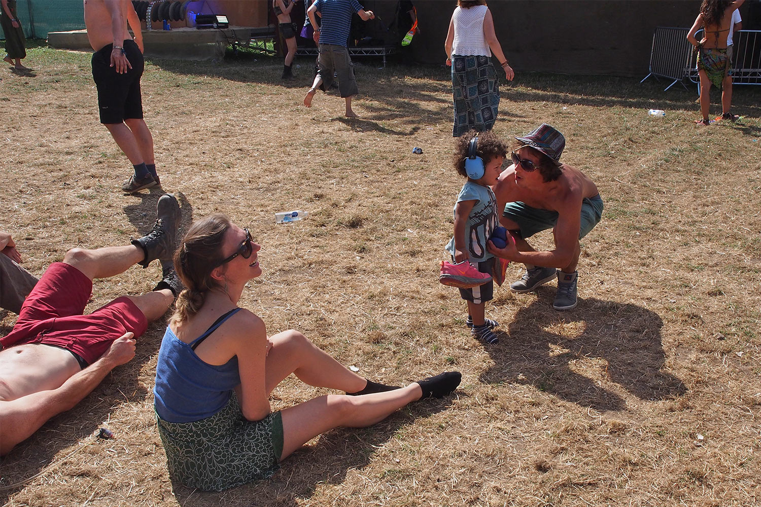 P0055391-2016-08-14-suedengland-boomtown-whistlers-green-publikum Schnäppchenjäger . Whistlers Green . Boomtown Fair . bei Winchester . Sussex . Südengland (Foto: Andreas Kuhrt)
