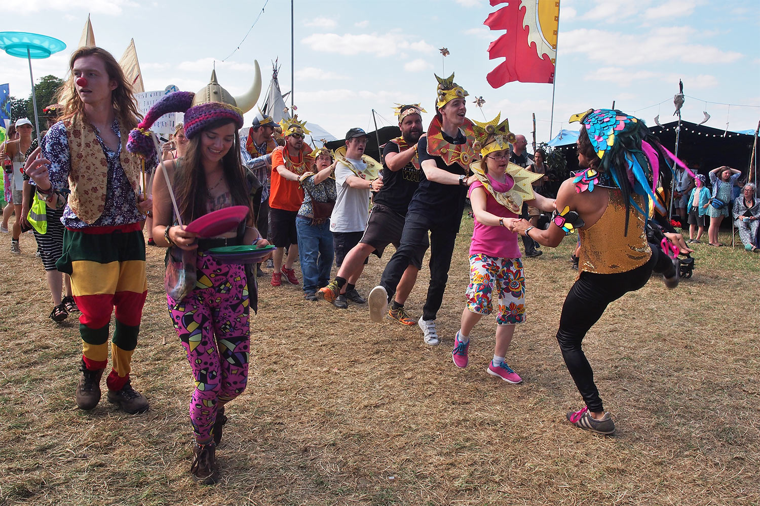 P0055420-2016-08-14-suedengland-boomtown-carnival Sunday Carnival Parade . Whistlers Green . Boomtown Fair . bei Winchester . Sussex . Südengland (Foto: Andreas Kuhrt)