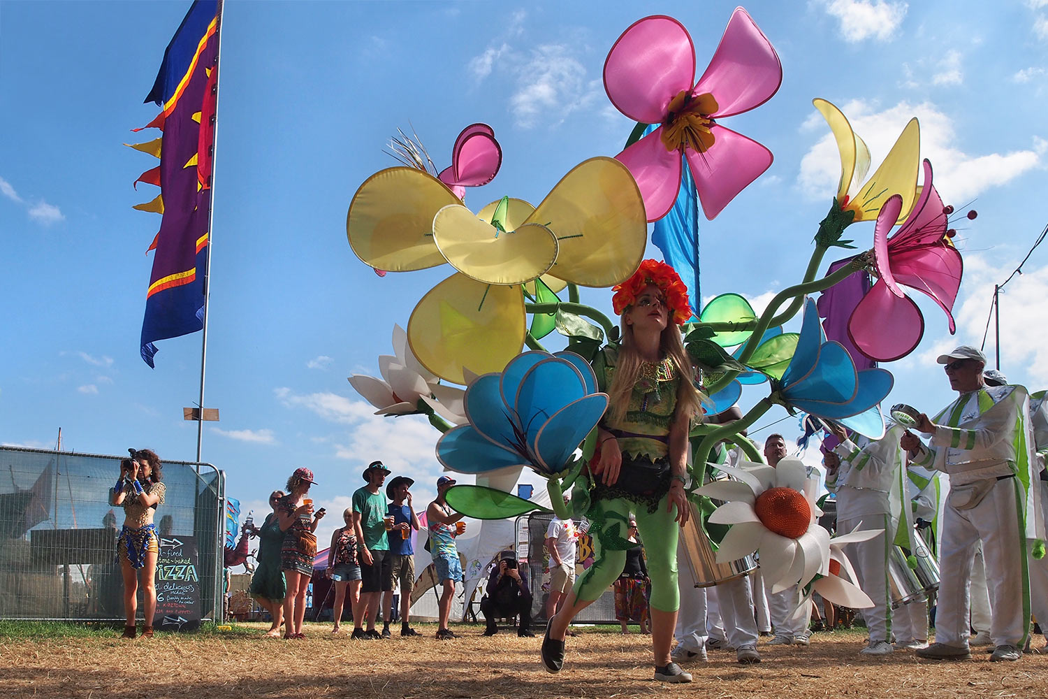 P0055433-2016-08-14-suedengland-boomtown-carnival Sunday Carnival Parade . Whistlers Green . Boomtown Fair . bei Winchester . Sussex . Südengland (Foto: Andreas Kuhrt)