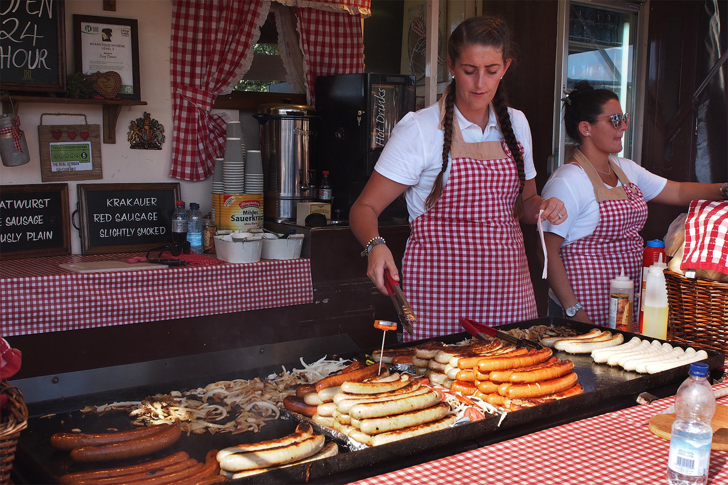 P0055451-2016-08-14-suedengland-boomtown-german-bratwurst German Bratwurst . Boomtown Fair . bei Winchester . Sussex . Südengland (Foto: Andreas Kuhrt)