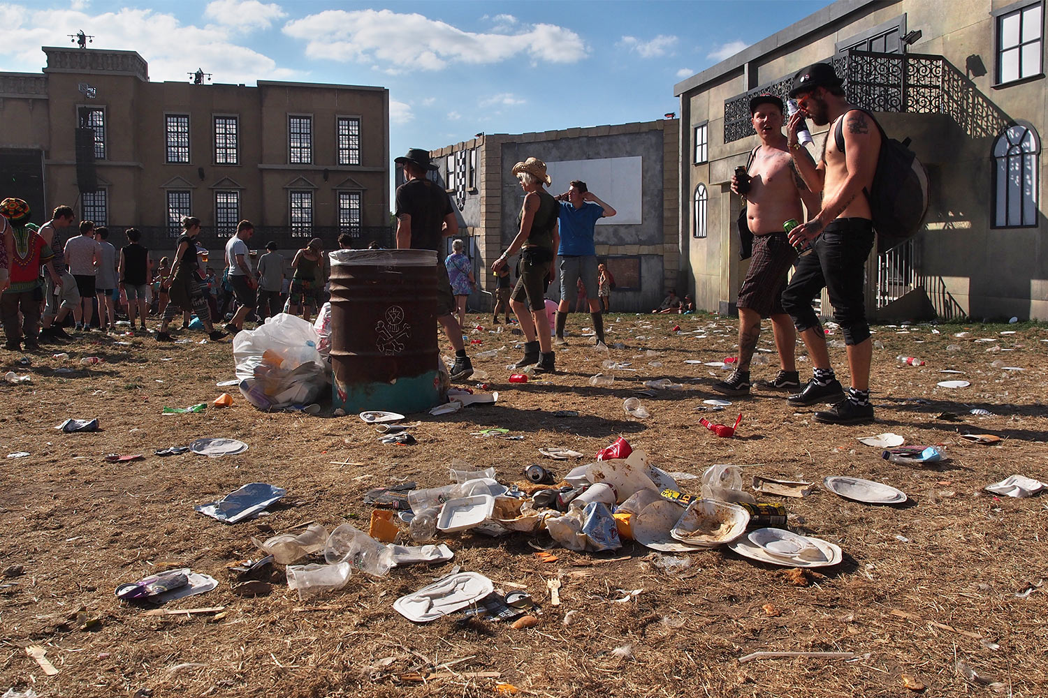 P0055462-2016-08-14-suedengland-boomtown-dirty-old-town Dirty Old Town . Town Centre . Boomtown Fair . bei Winchester . Sussex . Südengland (Foto: Andreas Kuhrt)