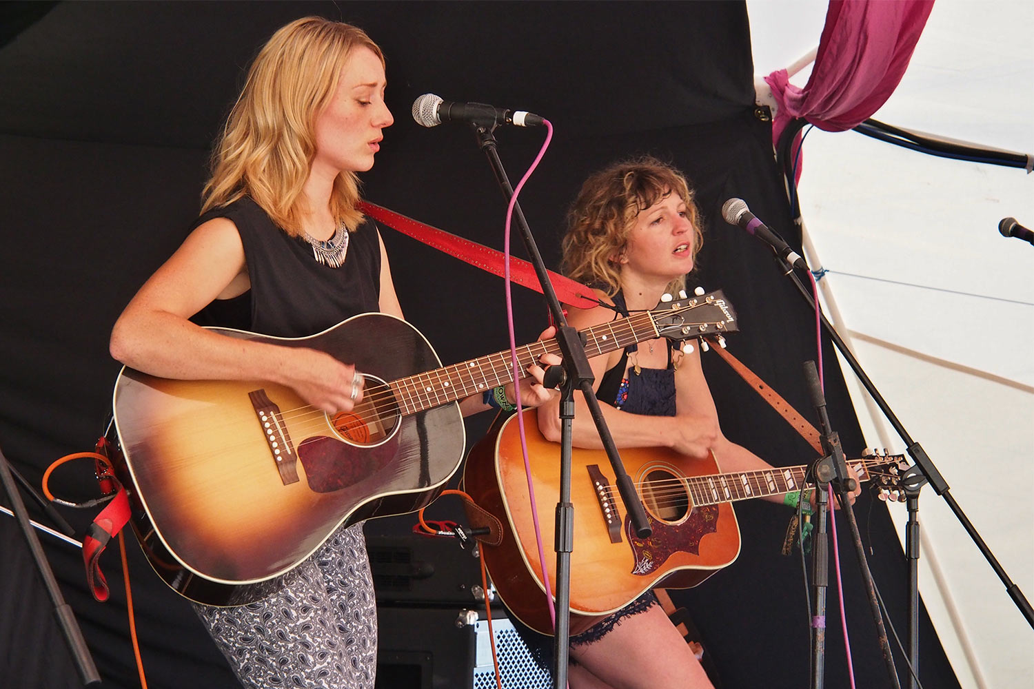 P0055479-2016-08-14-suedengland-boomtown-whistlers-green-floating-lotus-sound-of-sirens Sound of Sirens . Floating Lotus in Whistlers Green . Boomtown Fair . bei Winchester . Sussex . Südengland (Foto: Andreas Kuhrt)