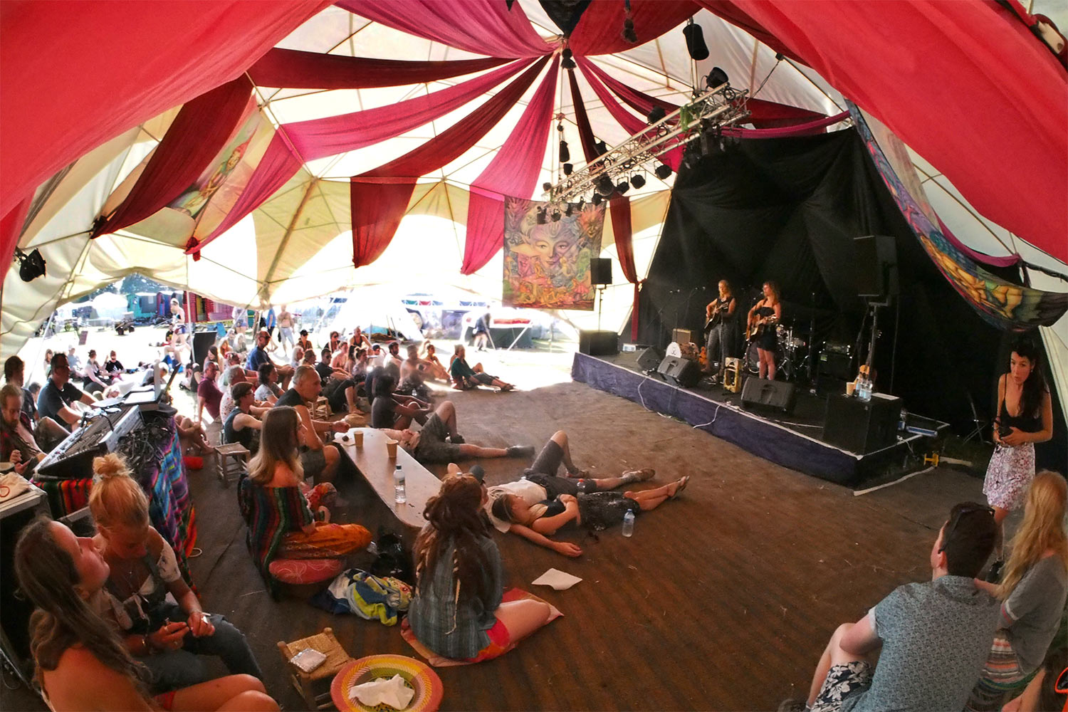 P0055481-2016-08-14-suedengland-boomtown-whistlers-green-floating-lotus-sound-of-sirens Sound of Sirens . Floating Lotus in Whistlers Green . Boomtown Fair . bei Winchester . Sussex . Südengland (Foto: Andreas Kuhrt)