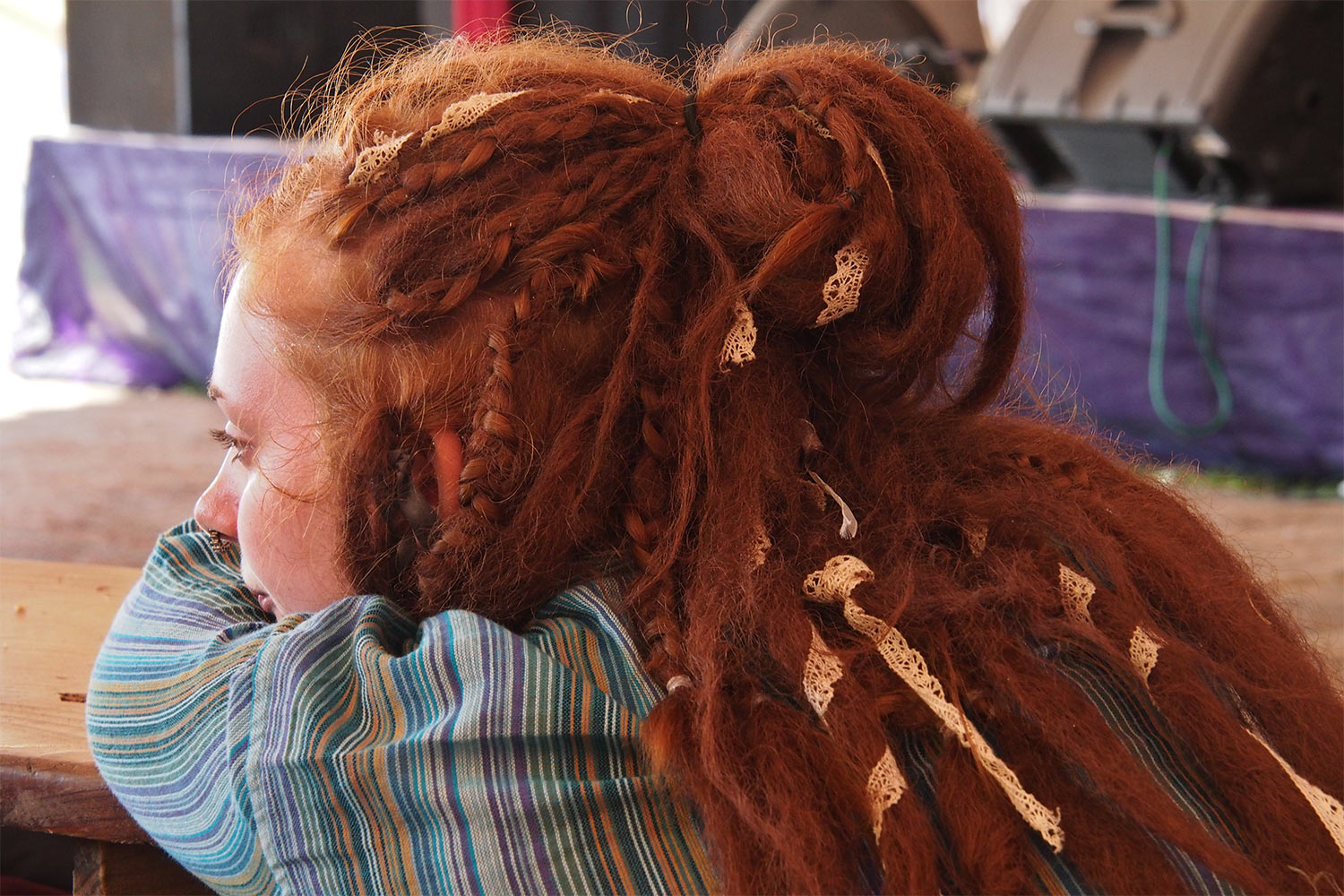 P0055491-2016-08-14-suedengland-boomtown-whistlers-green-floating-lotus-henna-girl Red Rasta Girl . Floating Lotus in Whistlers Green . Boomtown Fair . bei Winchester . Sussex . Südengland (Foto: Andreas Kuhrt)