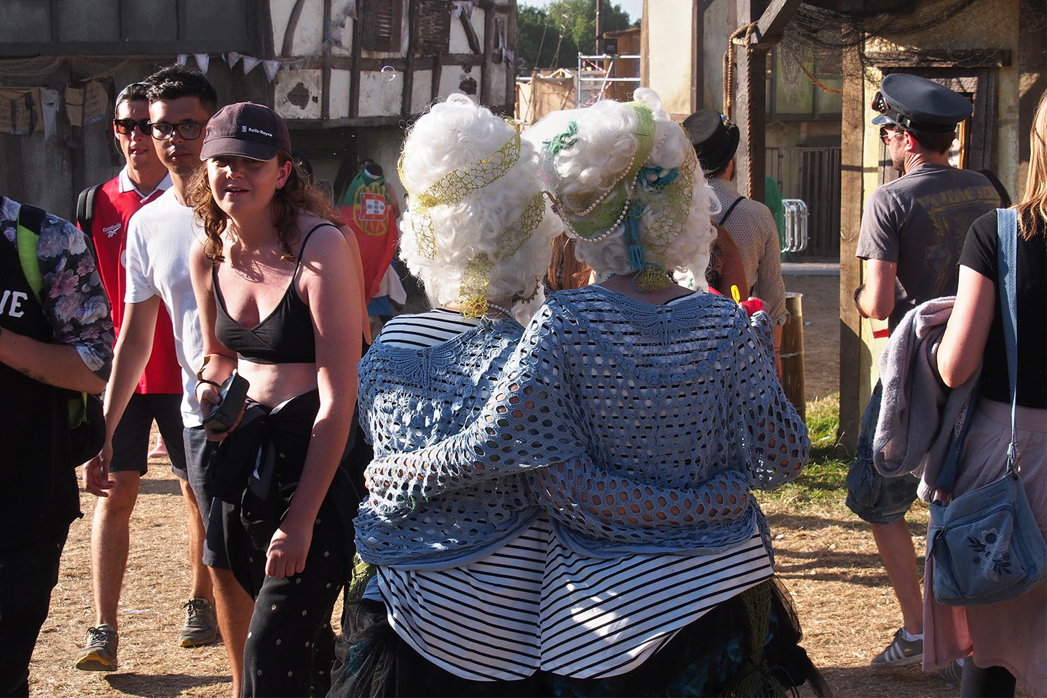 P0055501-2016-08-14-suedengland-boomtown Zwillingskostüm . Boomtown Fair . bei Winchester . Hampshire . Südengland (Foto: Andreas Kuhrt)