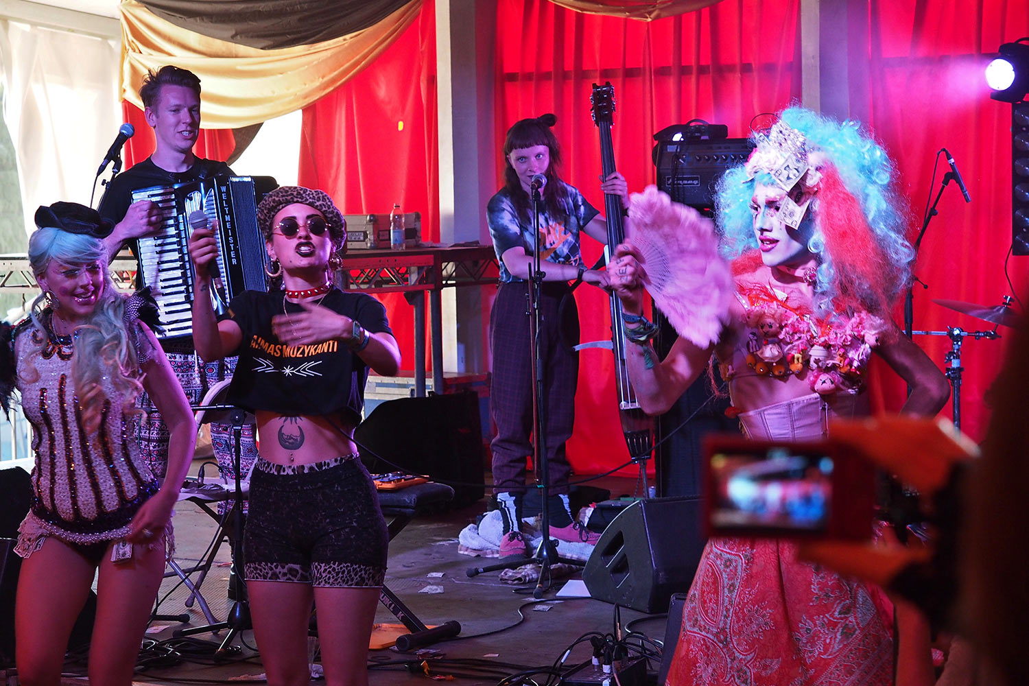 P0055535-2016-08-14-suedengland-boomtown-mayfair-ballroom-barbarellas-bang-bang Barbarella's Bang Bang . Ballroom in Mayfair . Boomtown Fair . bei Winchester . Sussex . Südengland (Foto: Andreas Kuhrt)