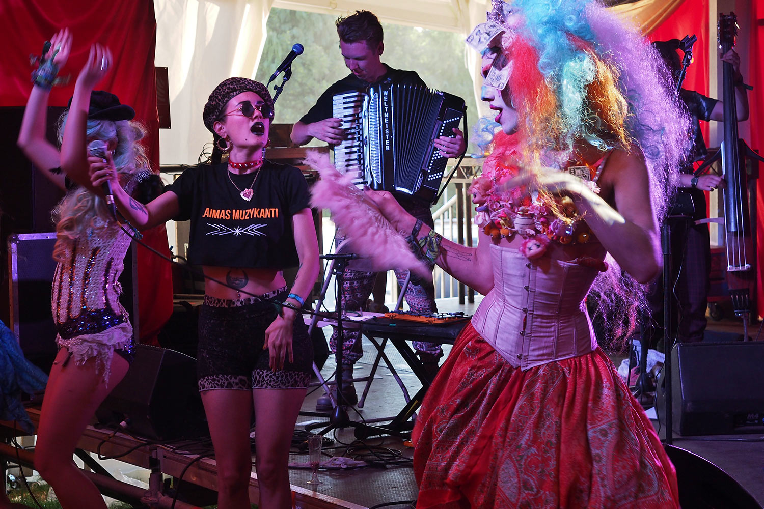 P0055539-2016-08-14-suedengland-boomtown-mayfair-ballroom-barbarellas-bang-bang Barbarellas Bang Bang . Ballroom in Mayfair . Boomtown Fair . Matterley Estate bei Winchester . Sussex . Südengland (Foto: Andreas Kuhrt)