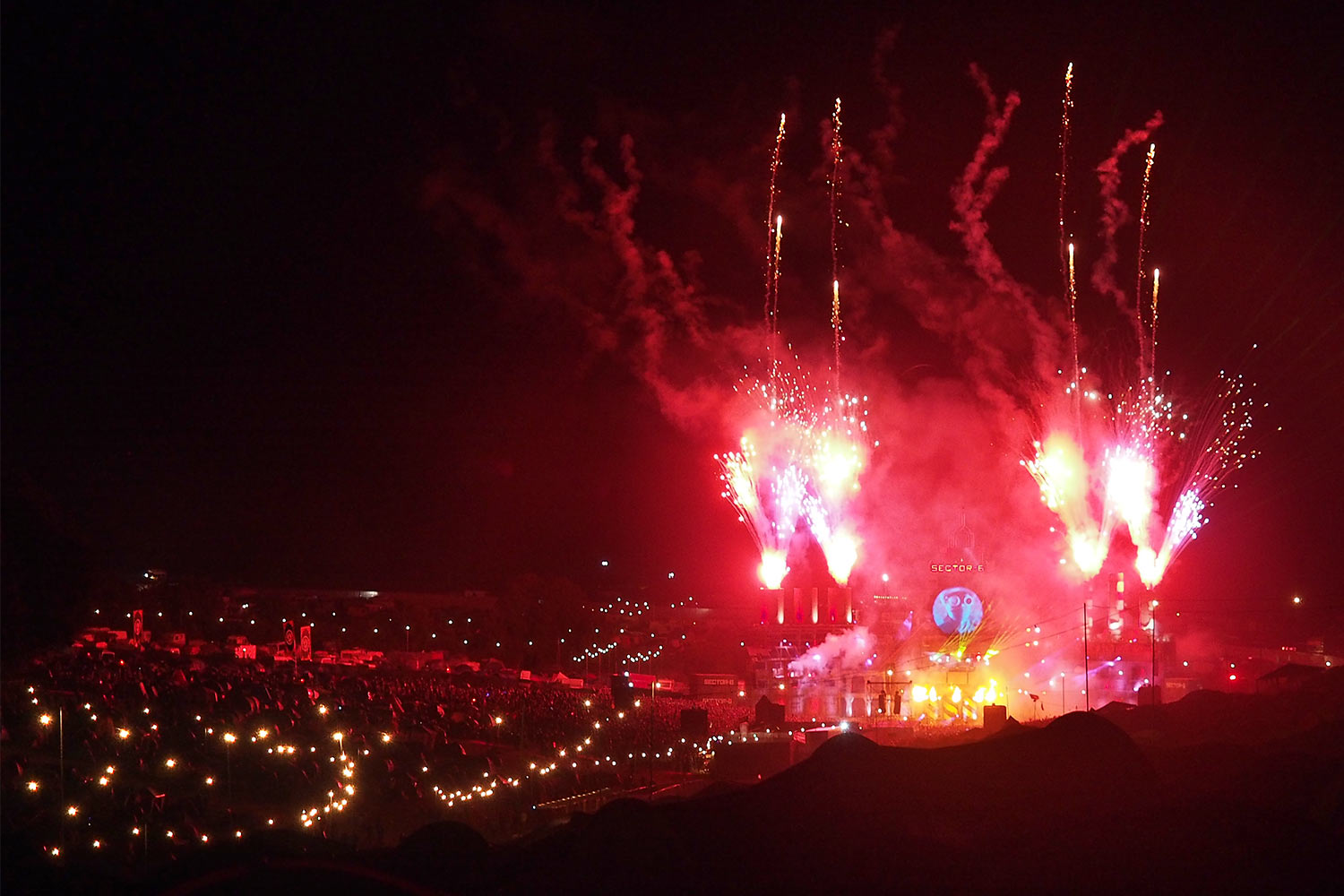 P0055614-2016-08-14-suedengland-boomtown-sector-6-finale Finale in Sector 6 . Boomtown Fair 2016 . bei Winchester . Sussex . Südengland (Foto: Andreas Kuhrt)