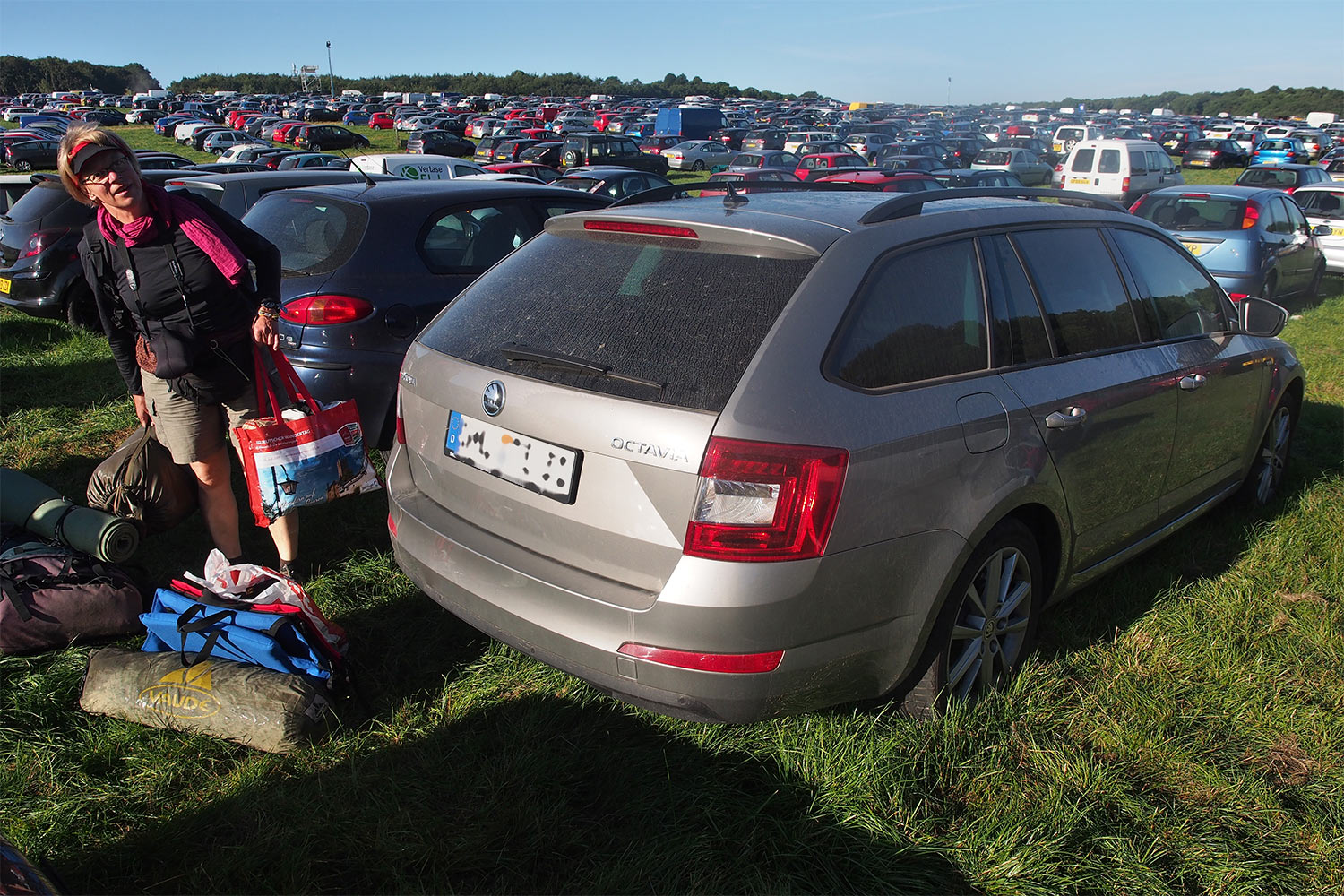 P0055622-2016-08-15-suedengland-boomtown-north-car-park-olivia Olivia wartet im North Car Park . Boomtown Fair . bei Winchester . Sussex . Südengland (Foto: Andreas Kuhrt)