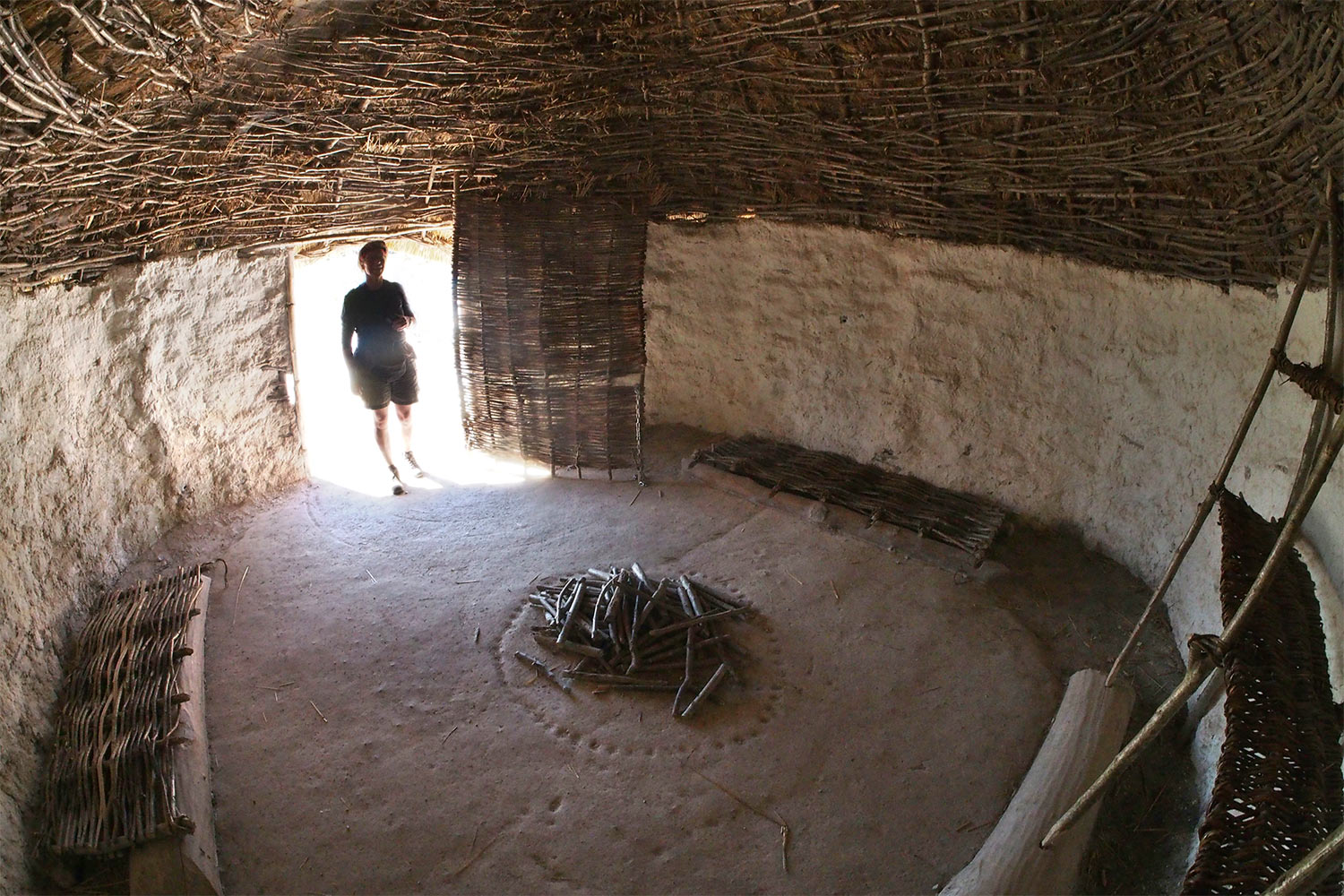 Steinzeitliche Hütte im Stonehenge Museum . bei Amesbury . Wiltshire . Südengland (Foto: Andreas Kuhrt)