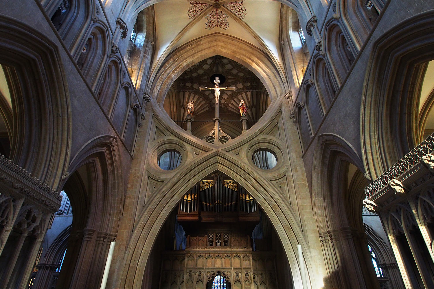 Scherenbogen im Langhaus zur Vierung . Wells Cathedral St. Andrew . Somerset . Südengland (Foto: Andreas Kuhrt)