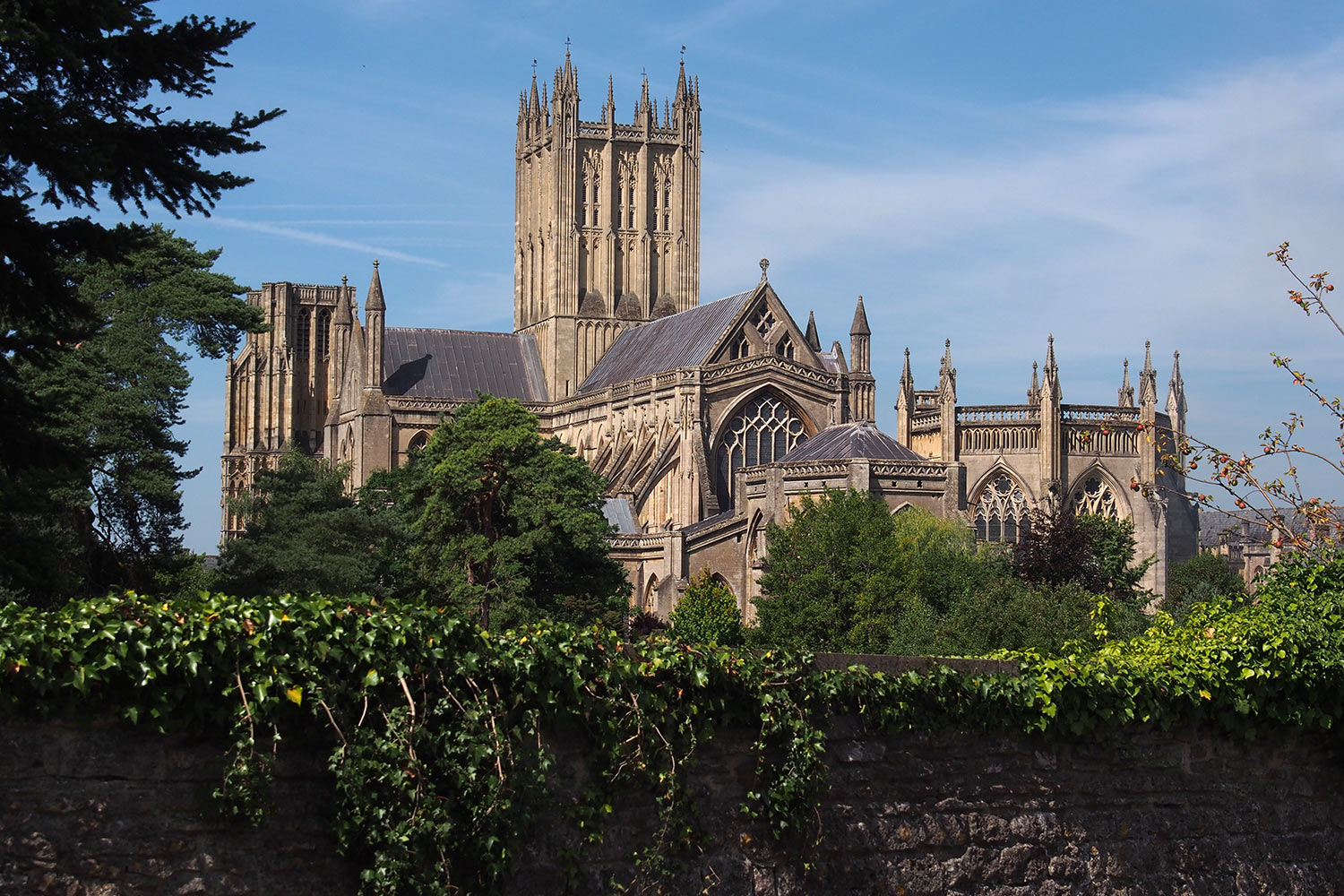 Wells Cathedral St. Andrew, Südostansicht von der Tor Street . Somerset . Südengland (Foto: Andreas Kuhrt)